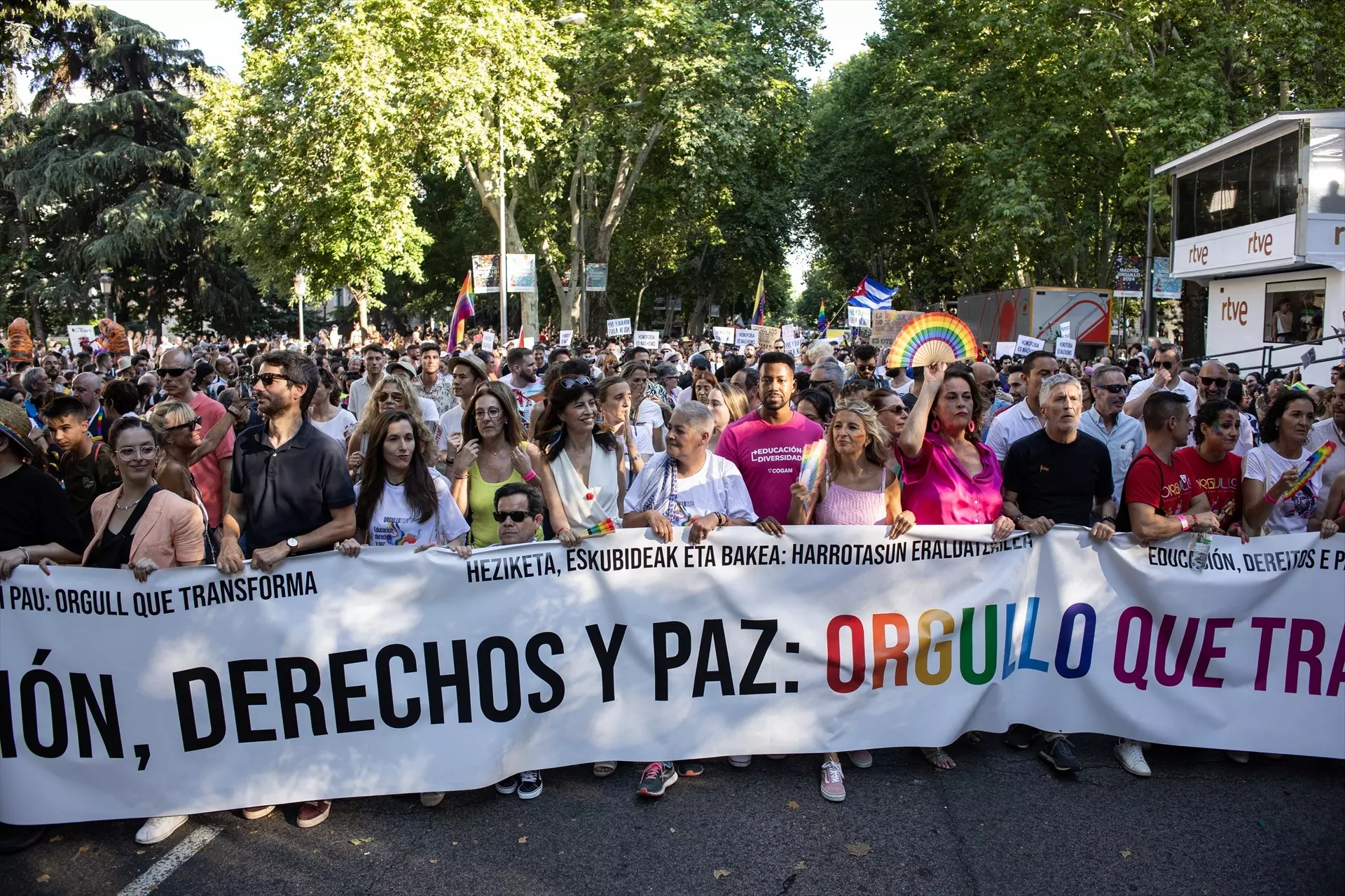 Líderes políticos y activistas encabezan la marcha del Orgullo LGTBI+ 2024 en Madrid bajo el lema ‘Educación, derechos y paz’. — Alejandro Martínez Vélez / Europa Press