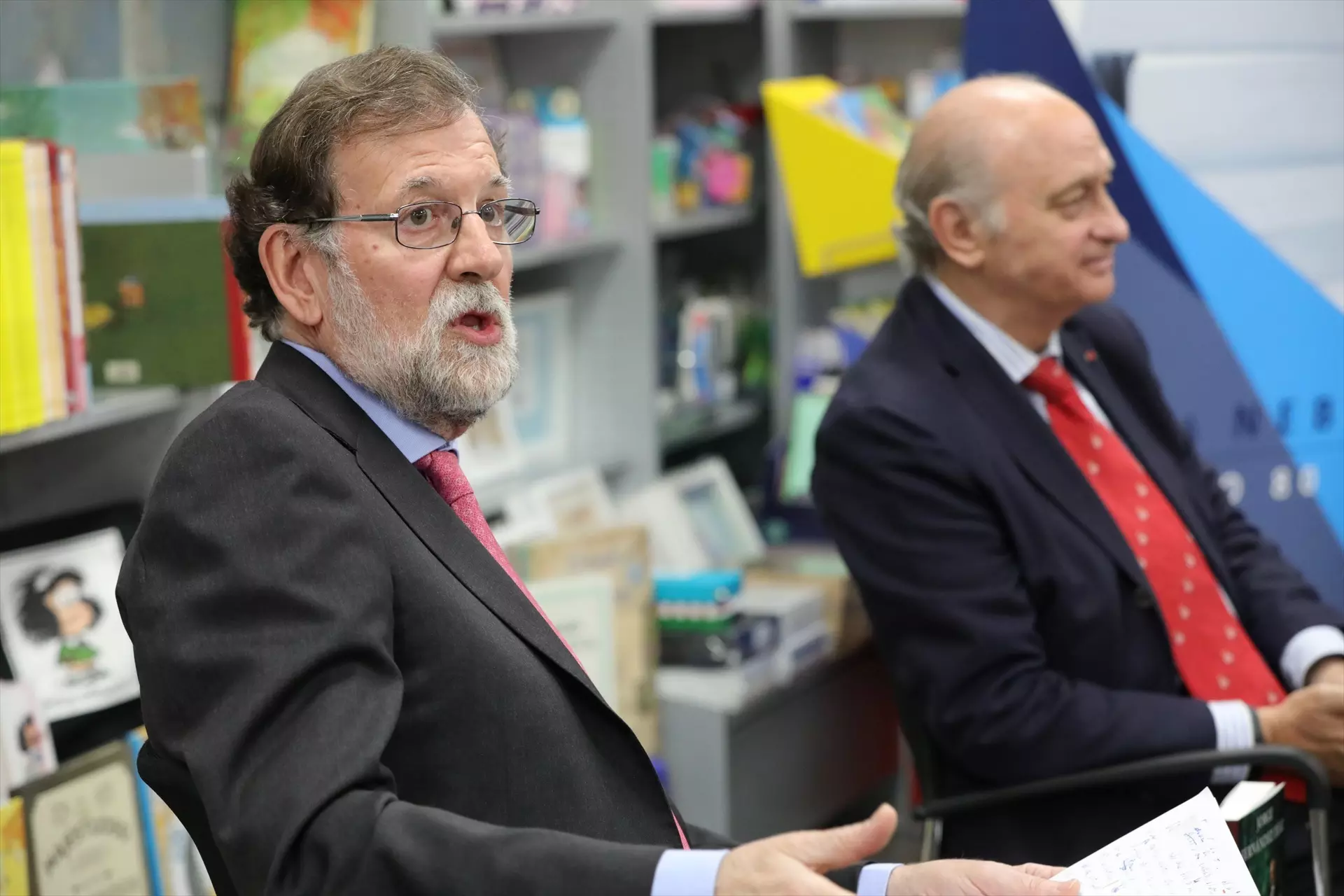 Mariano Rajoy,  a la izquierda, y Jorge Fernández Díaz, exministro de Interior, durante la presentación del libro de este último en octubre de 2019 en Madrid. — Jesús Hellín / EUROPA PRESS