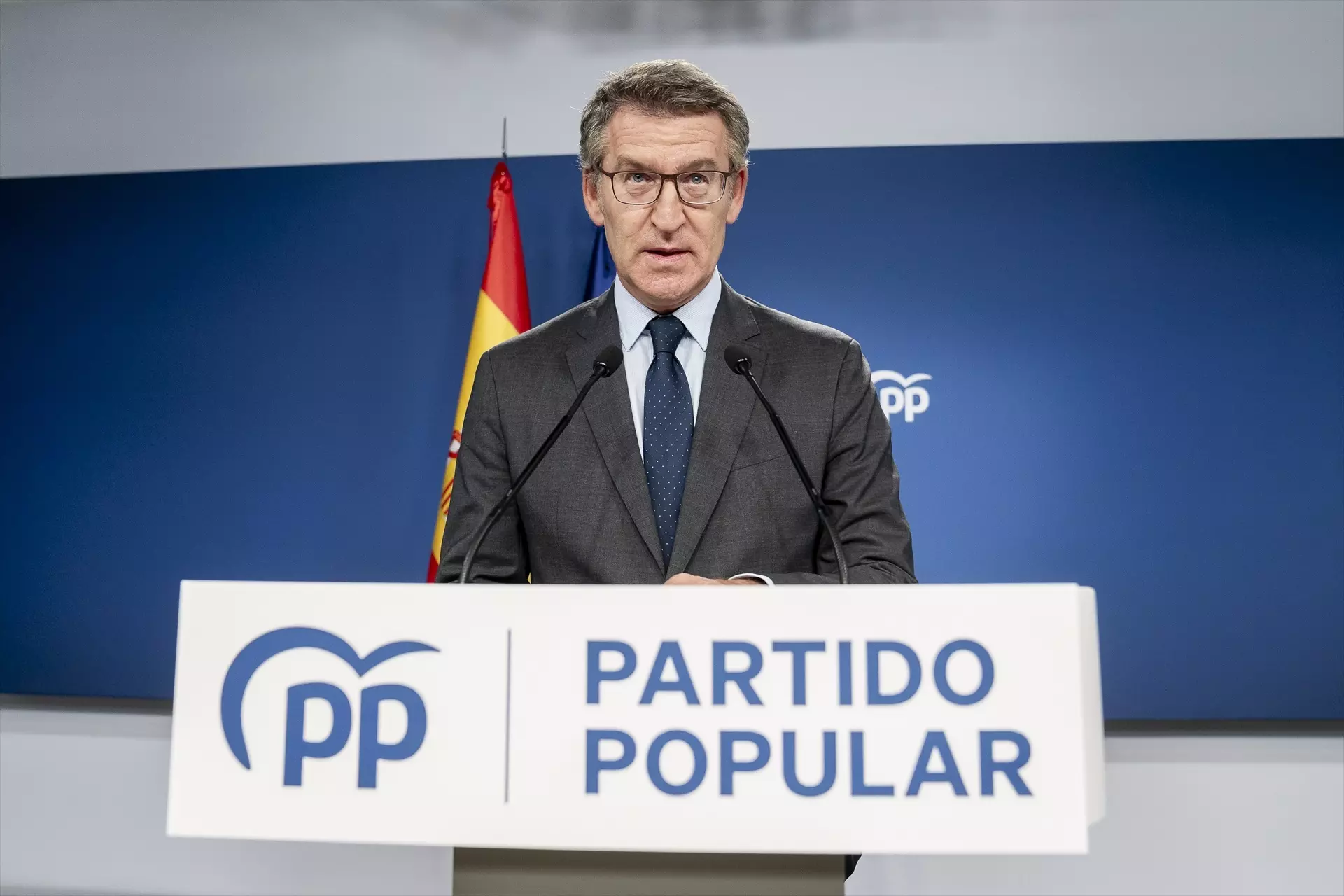El presidente del Partido Popular, Alberto Núñez Feijóo, este viernes durante una rueda de prensa en la sede de su partido. — A. Pérez Meca / Europa Press