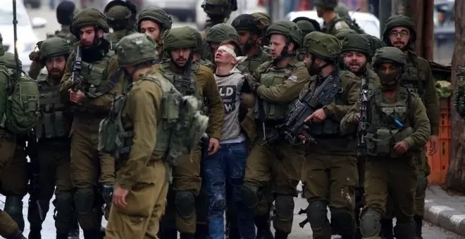 Soldados israelíes detienen a un joven palestino/ Abed Al Hashlamoun (EFE).