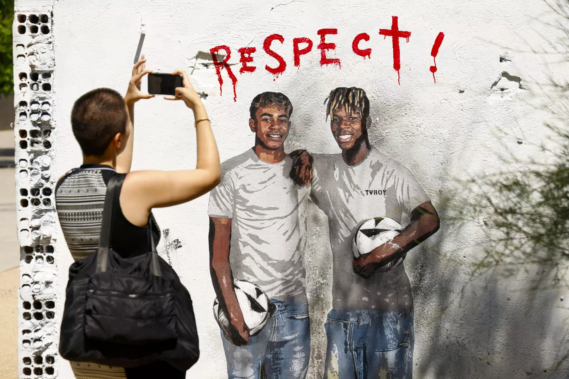El artista TVBoy pinta un mural pidiendo respeto para Lamine Yamal y Nico Williams. — Quique García / EFE
