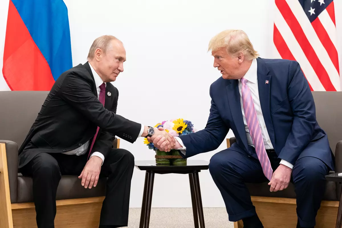 El presidente de Estados Unidos, Donald Trump (izquierda), estrecha la mano del presidente de Rusia, Vladimir Putin. Imagen de archivo. — White House / dpa / Europa press