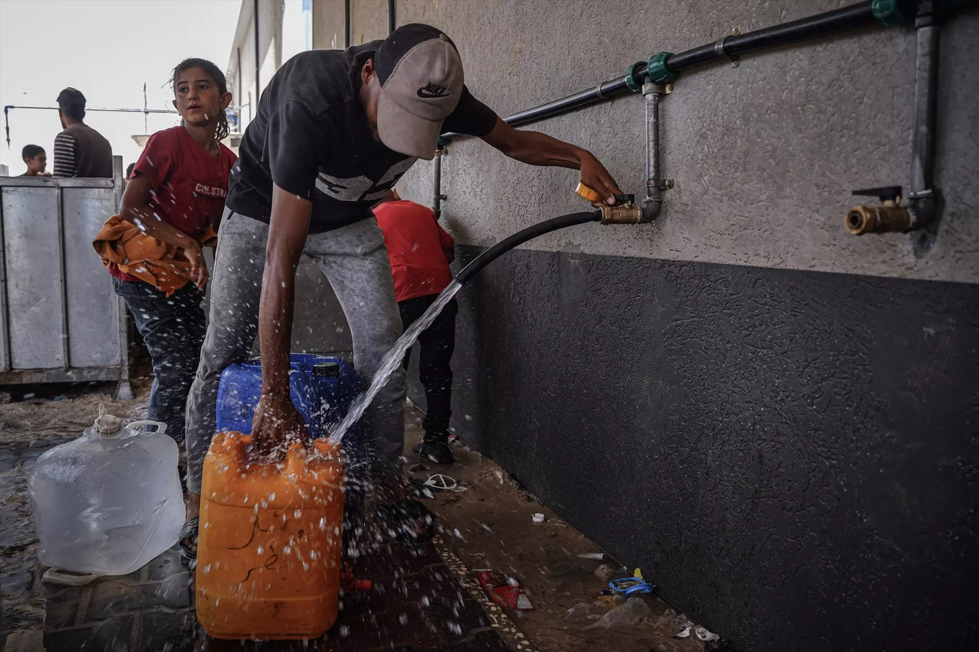 Israel utiliza el agua como arma de guerra y reduce el suministro en Gaza en un 94% | Público