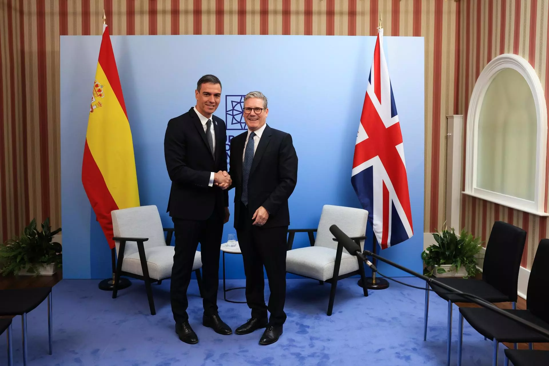El primer ministro de Reino Unido, Keir Starmer, junto a Pedro Sánchez este jueves en Oxford. — EFE/EPA/CHRIS RATCLIFFE