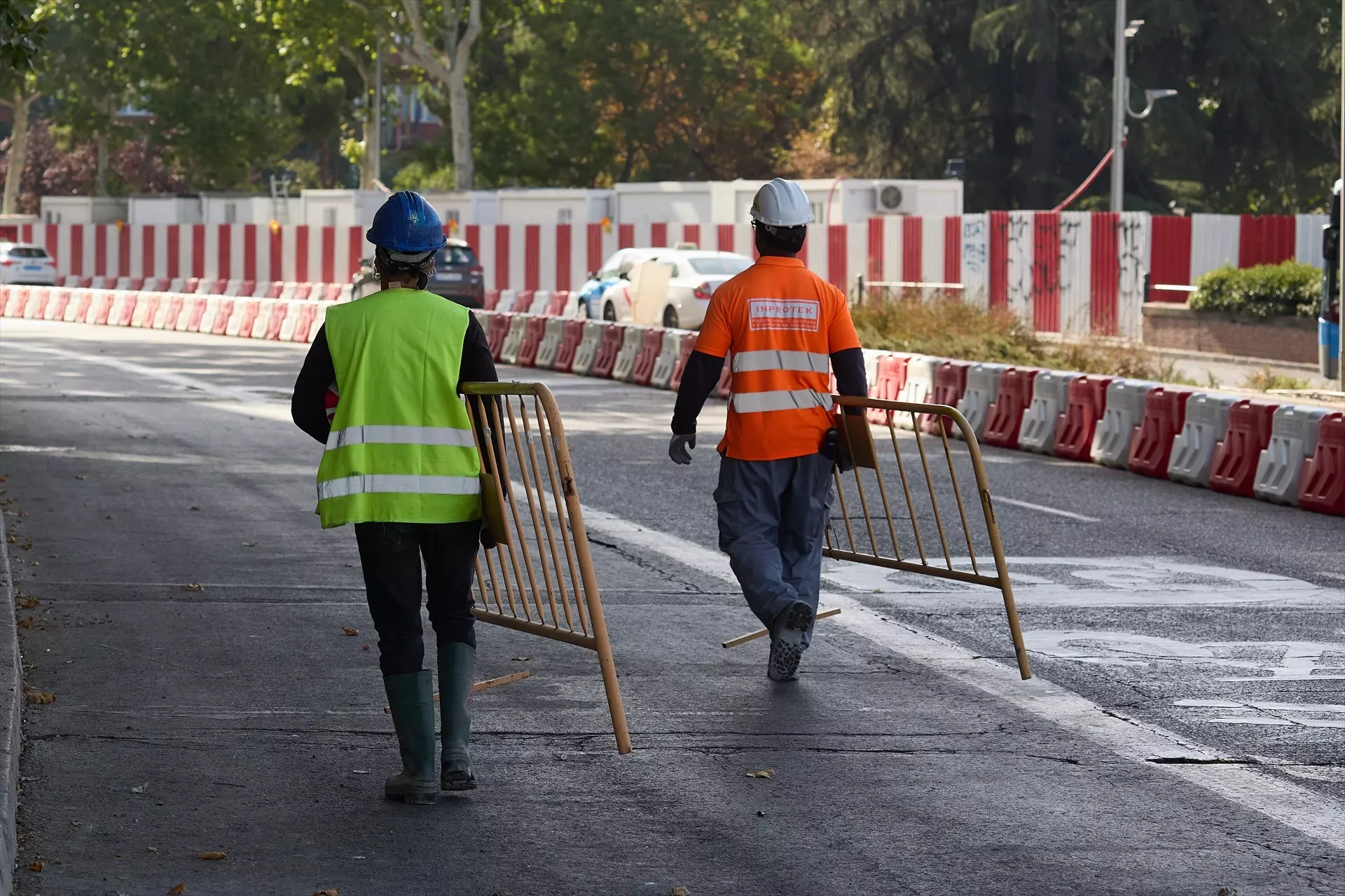 Obreros trabajando al sol, a 18 de julio de 2024, en Madrid. — Jesús Hellín / EUROPA PRESS