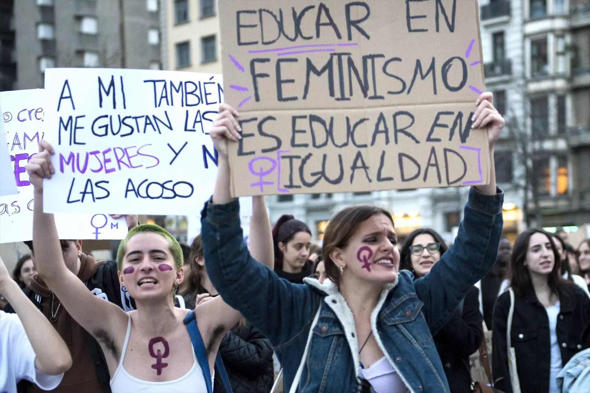 Miles de mujeres protestan con carteles durante la manifestación convocada por 8M. — Glòria Sánchez / Europa Press