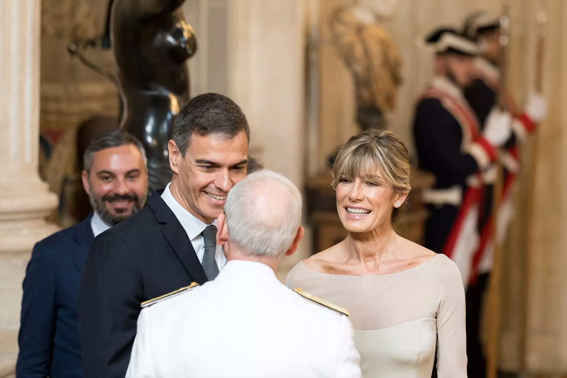 Imagen de archivo del presidente del Gobierno, Pedro Sánchez y su esposa, Begoña Gómez. — Diego Radamés / Europa Press