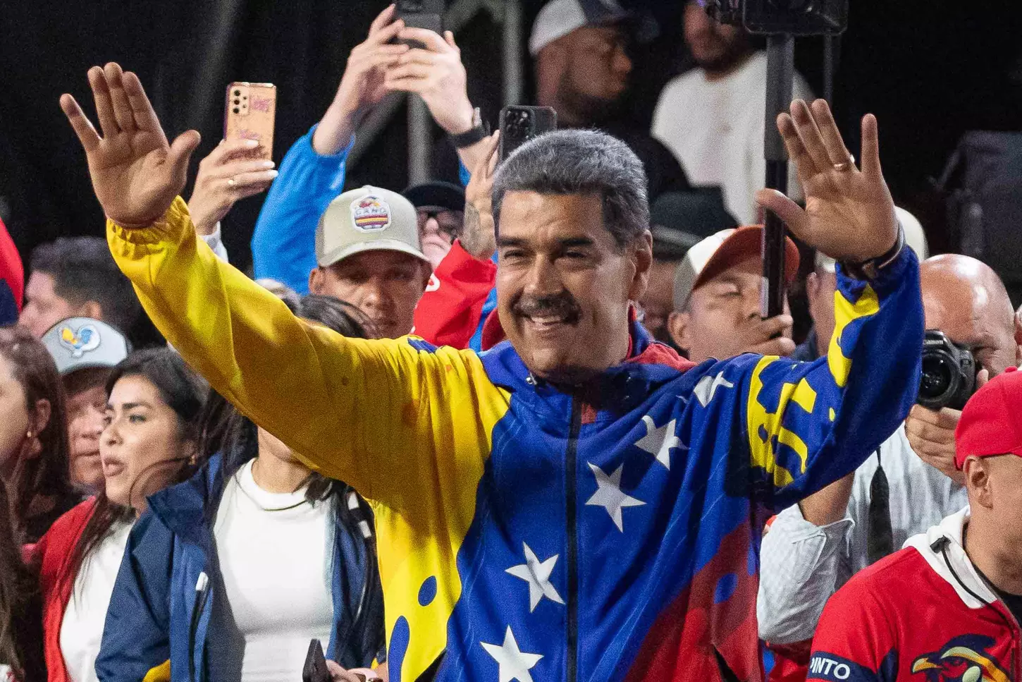 El presidente de Venezuela, Nicolás Maduro, celebra los resultados de las elecciones presidenciales. — Ronald Peña R. / EFE