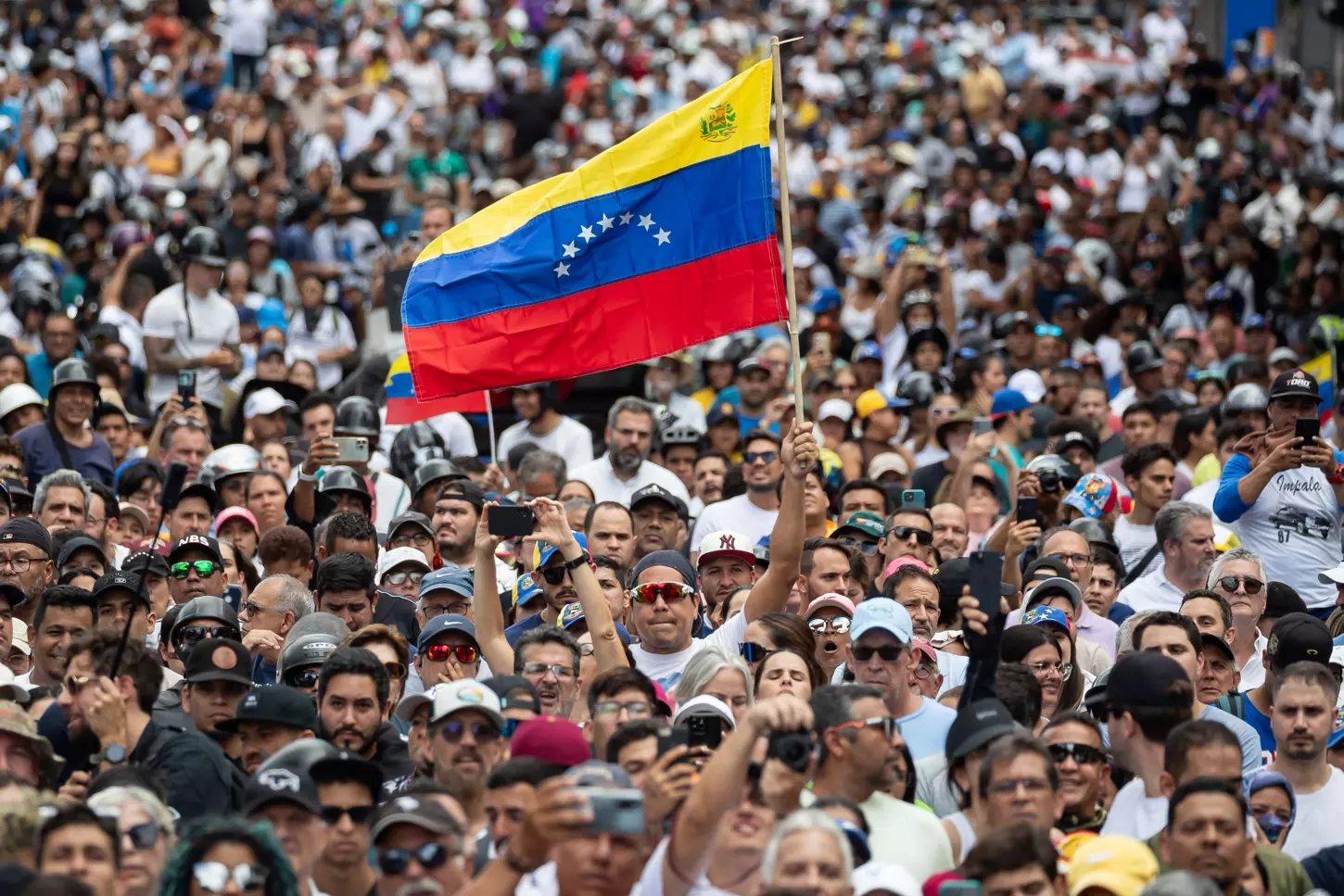 Ciudadanos asisten a una manifestación de apoyo al candidato a la presidencia de Venezuela Edmundo González Urrutia este martes, en Caracas. — Ronald Peña R. / EFE
