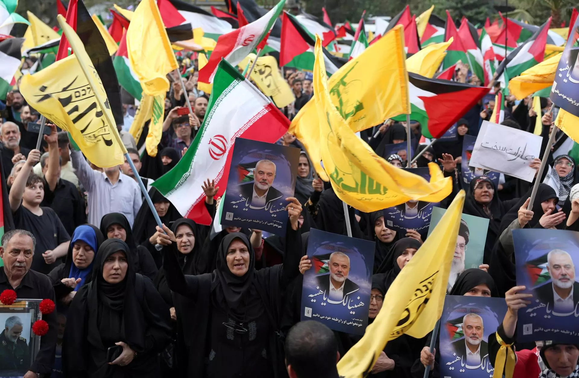 Iraníes sostienen una imagen del fallecido líder de Hamás, Ismail Haniyeh, y banderas palestinas y de Hizbulá durante una protesta en la Plaza de Palestina en Teherán, Irán, el 31 de julio de 2024. — EFE/EPA/ABEDIN TAHERKENAREH