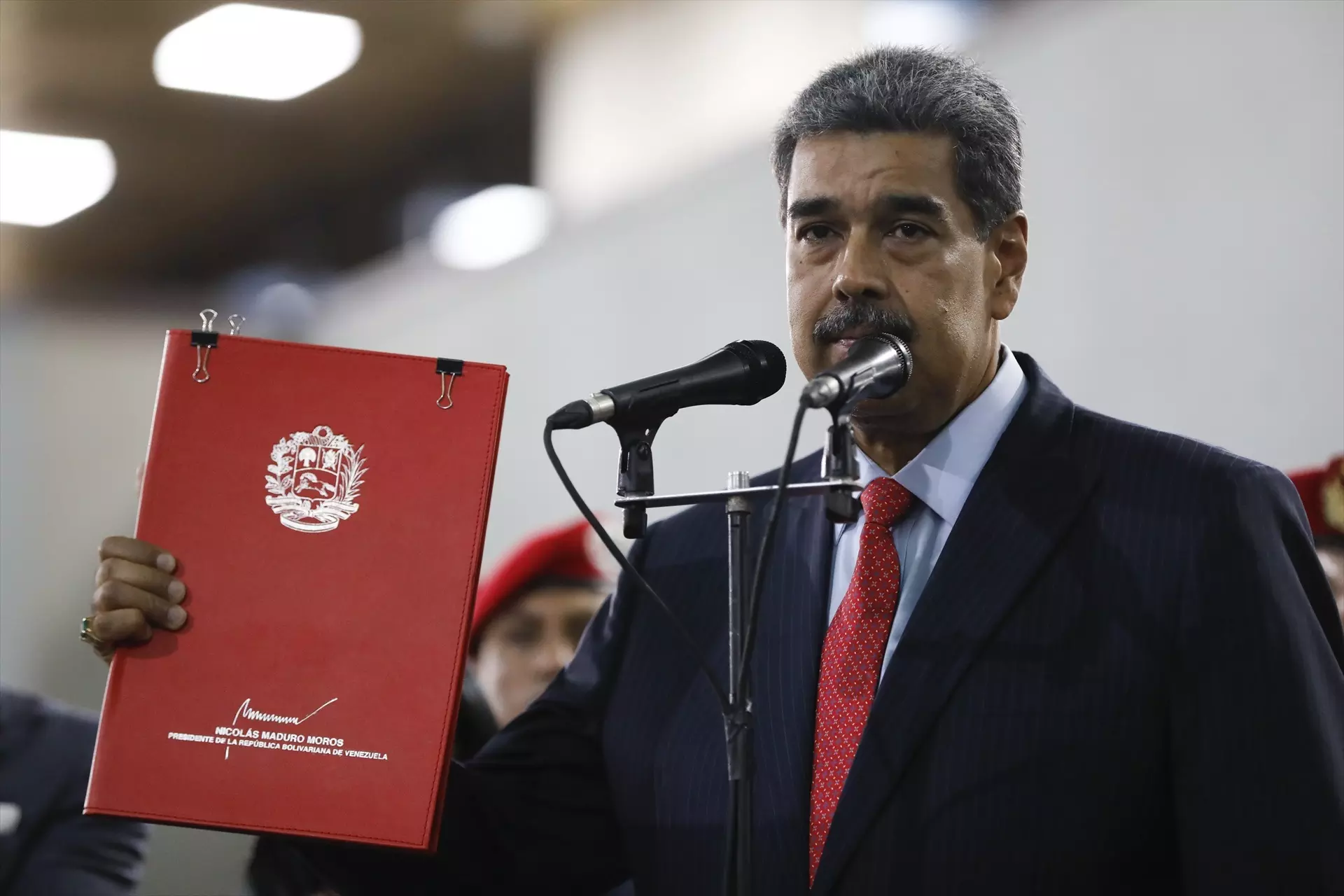 El presidente de Venezuela, Nicolás Maduro, muestra los documentos de una queja que presentó ante la Corte Suprema tres días después de las controvertidas elecciones presidenciales, a 31 de julio de 2024. — Jeampier Arguinzones / dpa / Europa press