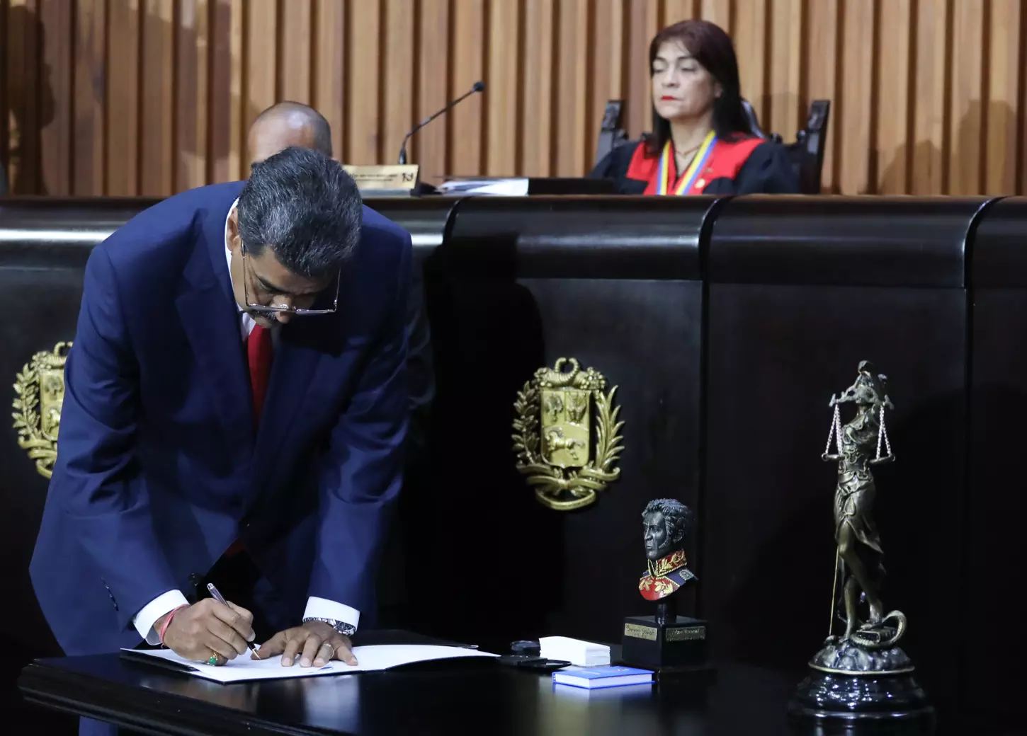El presidente de Venezuela, Nicolás Maduro, durante un acto en el Tribunal Supremo de Justicia (TSJ), en Caracas (Venezuela) para iniciar el proceso de revisión de los resultados de las elecciones presidenciales. — Ronald Peña R / EFE