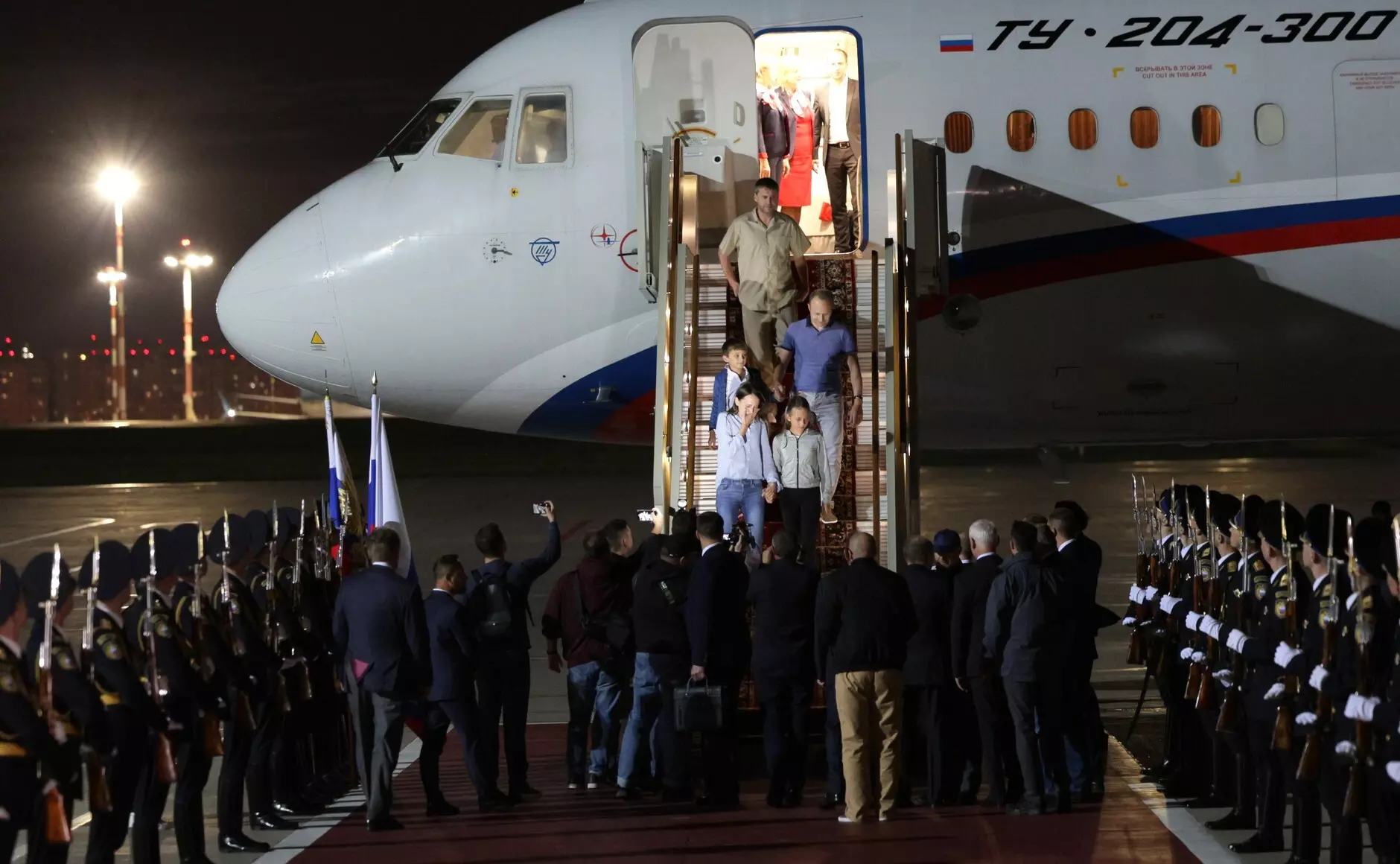 El presidente ruso, Vladimir Putin, recibe a los prisioneros liberados tras el intercambio en el Aeropuerto Internacional de Vnukovo en Moscú. — KREMLIN / dpa / Europa press