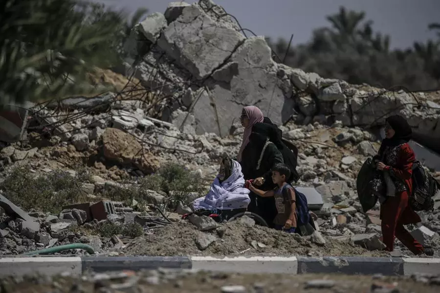 Palestinos desplazados huyen de Deir Al Balah, an el centro de la Franja de Gaza., el 8 de agosto de 2024. — MOHAMMED SABER / EFE/EPA