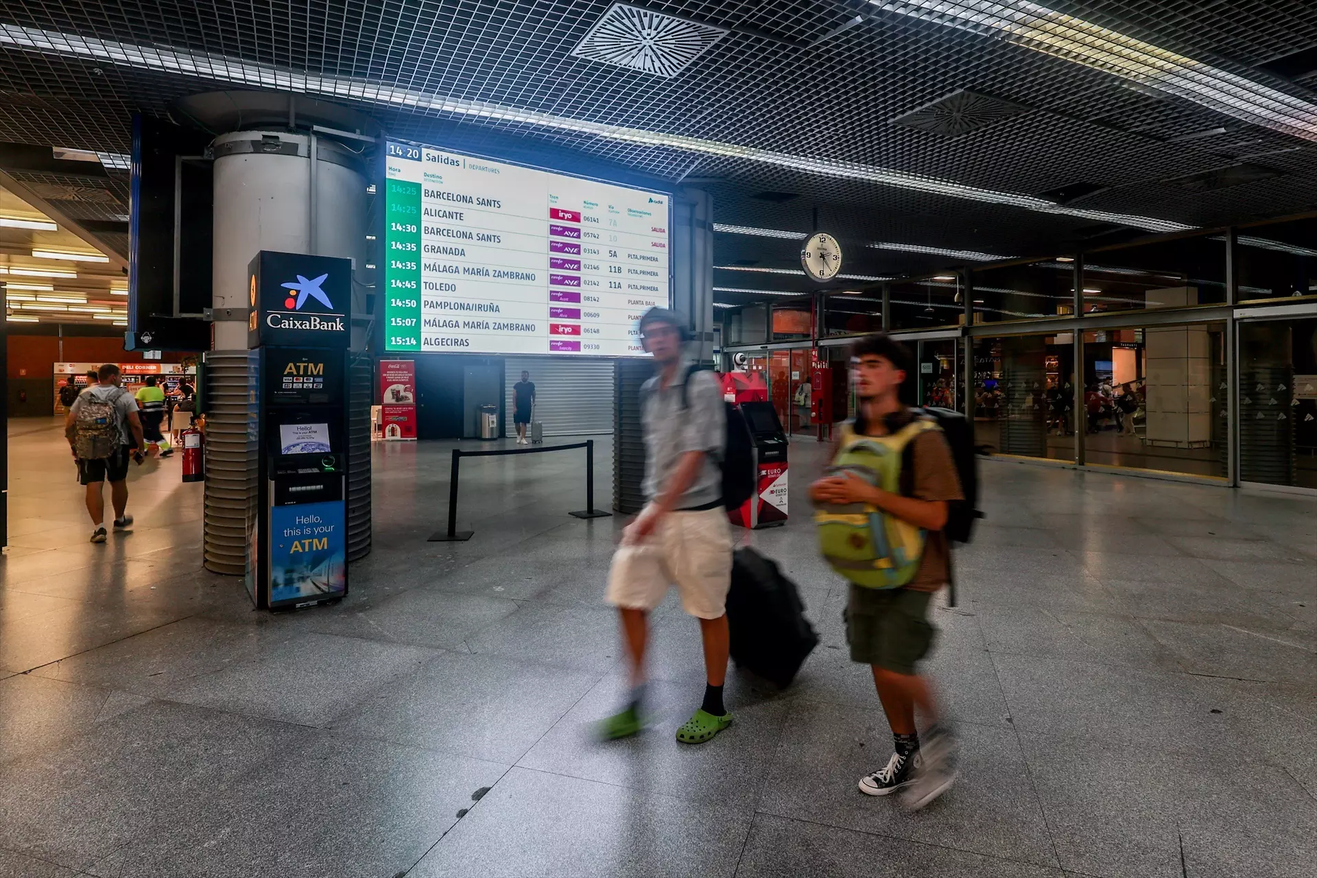 Dos viajeros en la estación de trenes Puerta de Atocha-Almudena Grandes este mes de agosto. — Ricardo Rubio / EUROPA PRESS