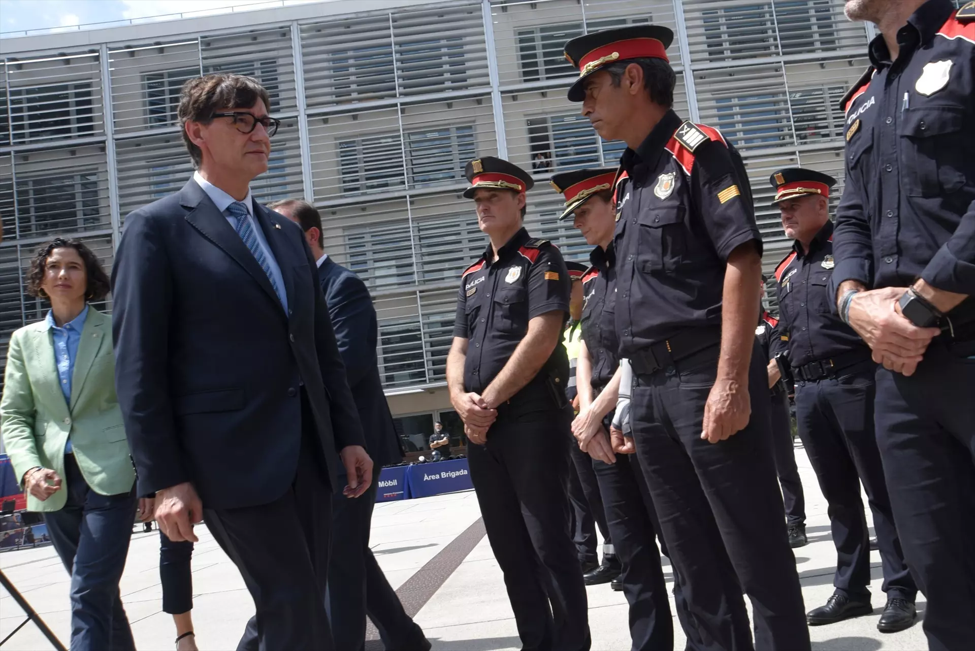 La portavoz del PSC, Núria Parlón (1i), y el presidente de la Generalitat, Salvador Illa (2i), a su llegada al Complex Central de Mossos d'Esquadra, en Barcelona. — Alberto Paredes / Europa Press