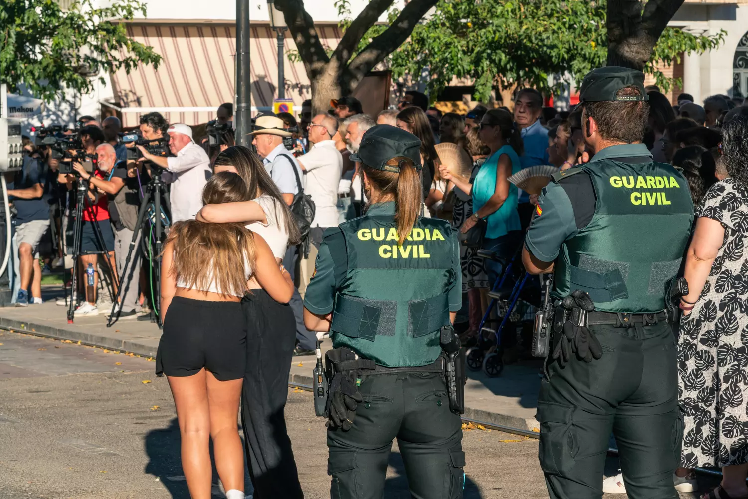 Dos chicas se abrazan durante el minuto de silencio por el asesinato de un menor de 11 años en Mocejón (Toledo). Foto de archivo. — Juan Moreno / Europa Press