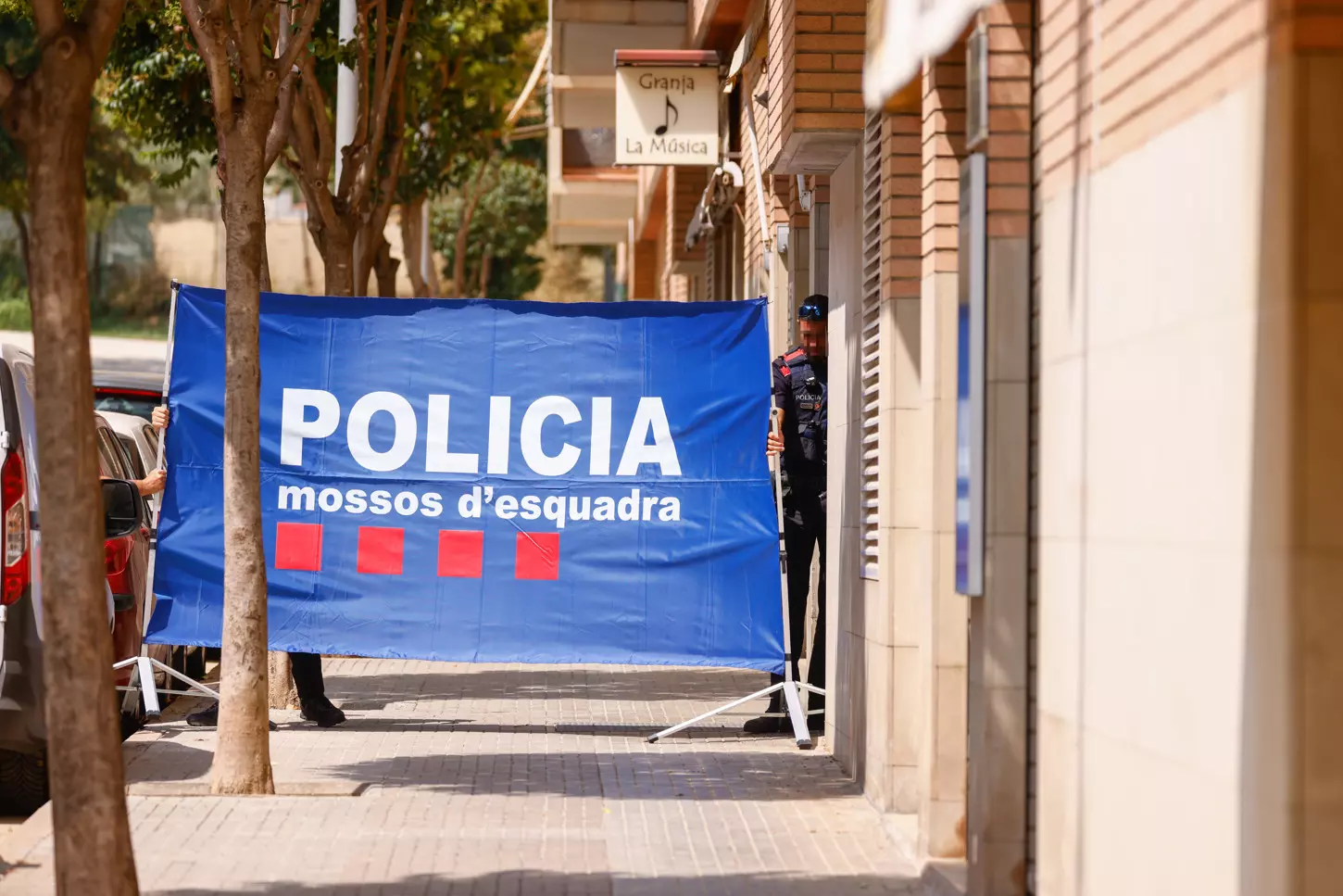 Efectivos de los Mossos d'Esquadra en la calle del municipio barcelonés de Rubí donde vivía una de las mujeres asesinadas por un policía jubilado, en un nuevo asesinato machista. — Quique García / EFE