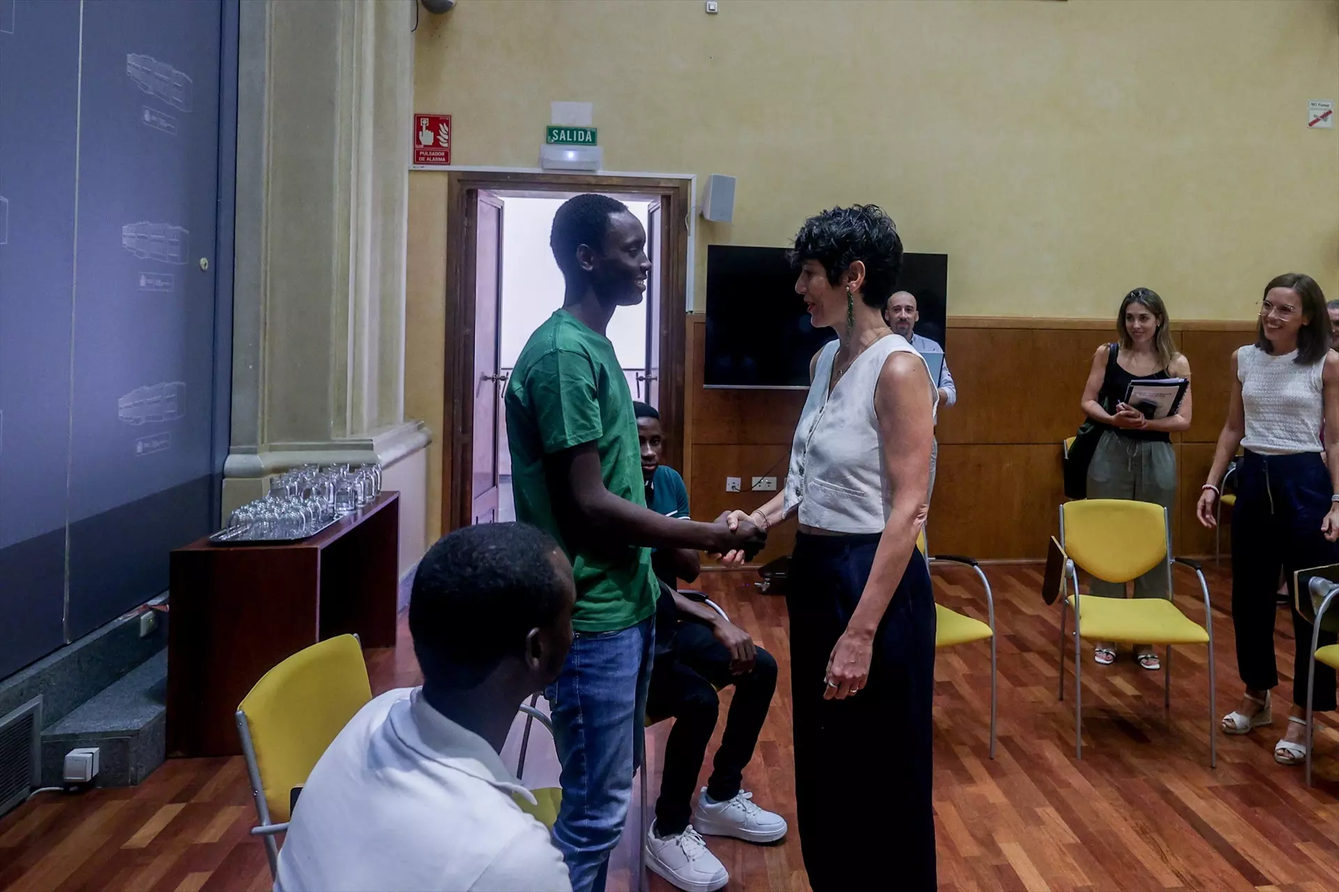 La ministra Elma Saiz, en un encuentro con jóvenes migrantes realizado el pasado mes de julio. — Ricardo Rubio / Europa Press