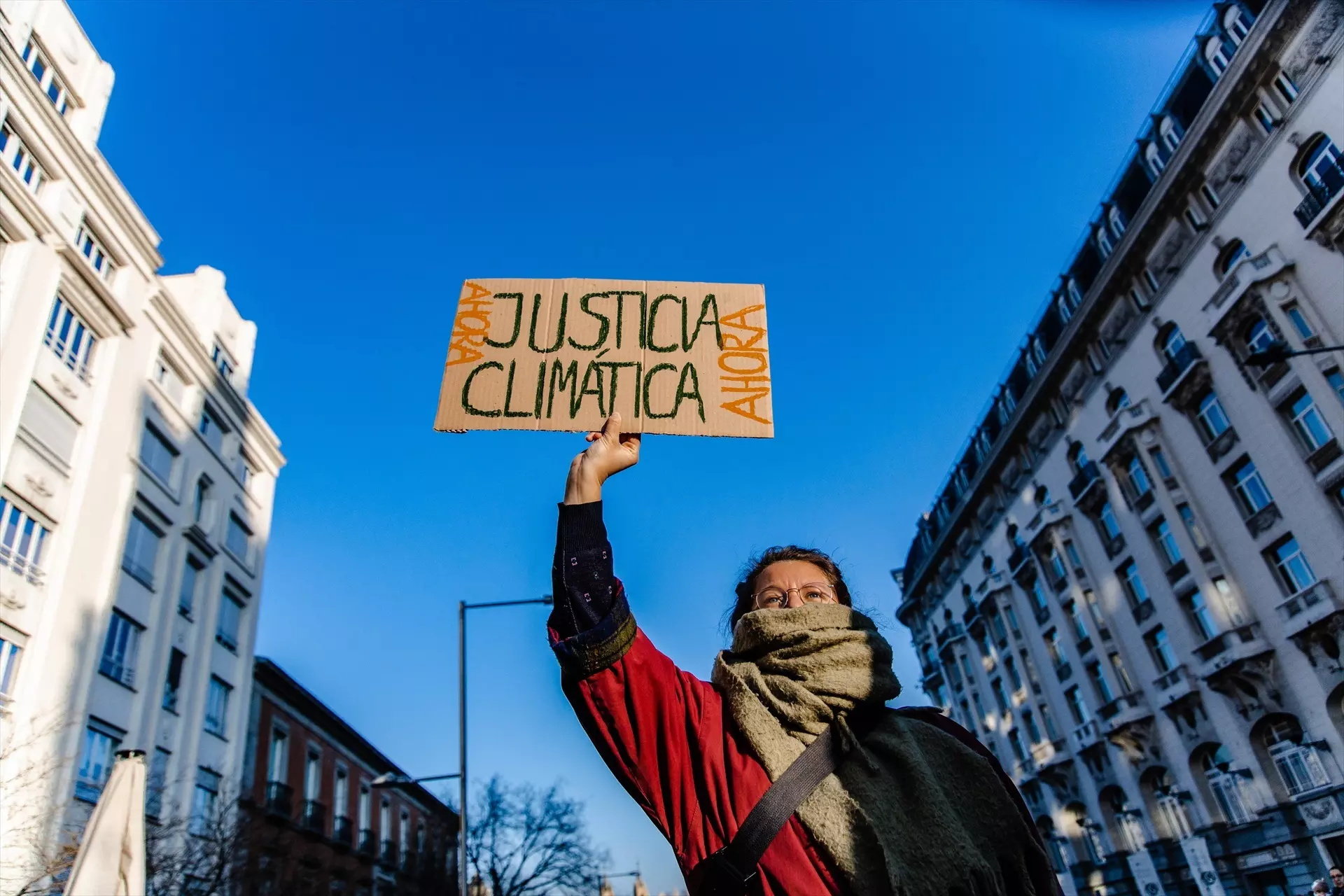 Una mujer sujeta una pancarta durante una manifestación del movimiento ‘Juventud por el Clima’. — Carlos Luján / Europa Press