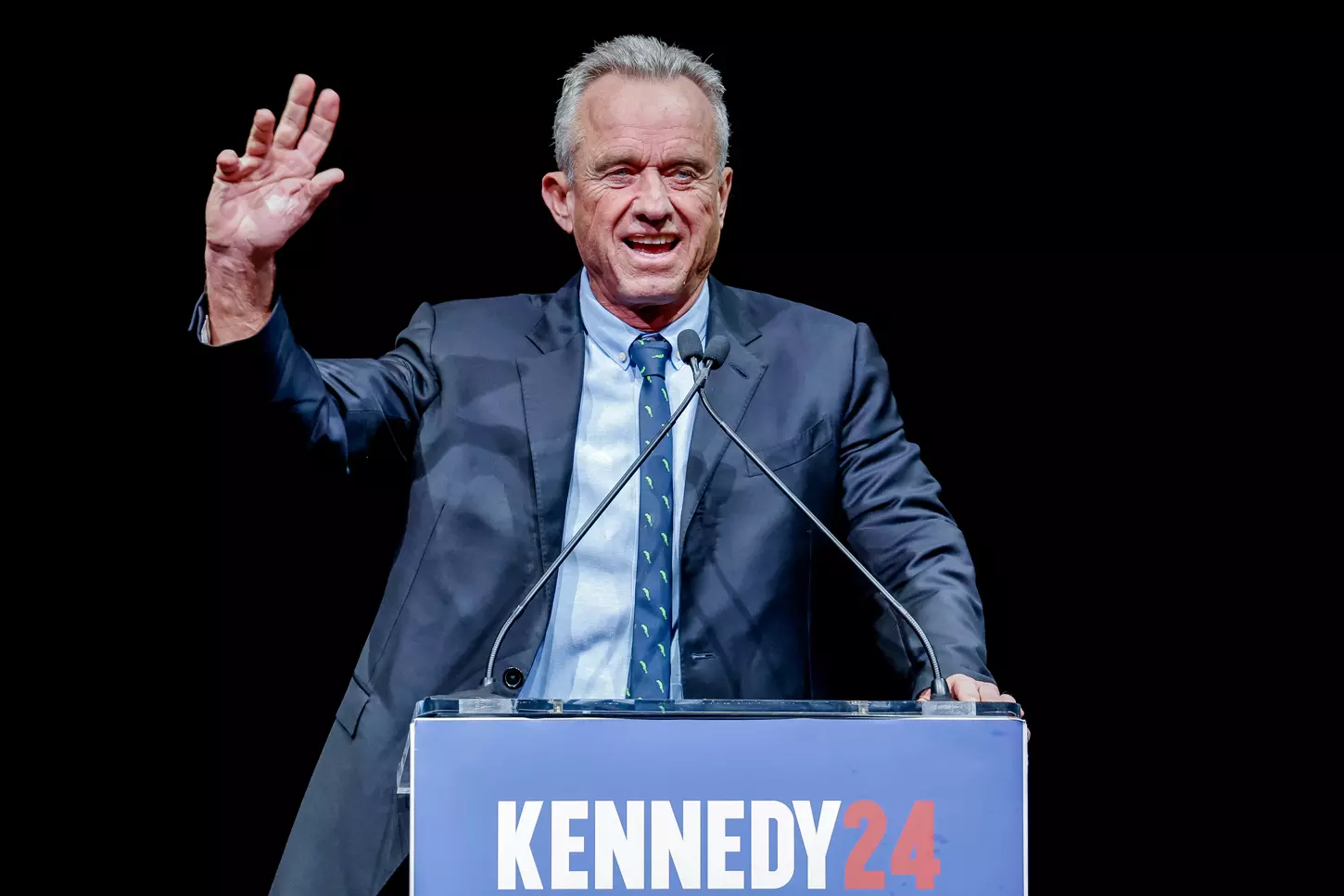 Robert F. Kennedy Jr. suspende su campaña a la presidencia y apoya a Trump