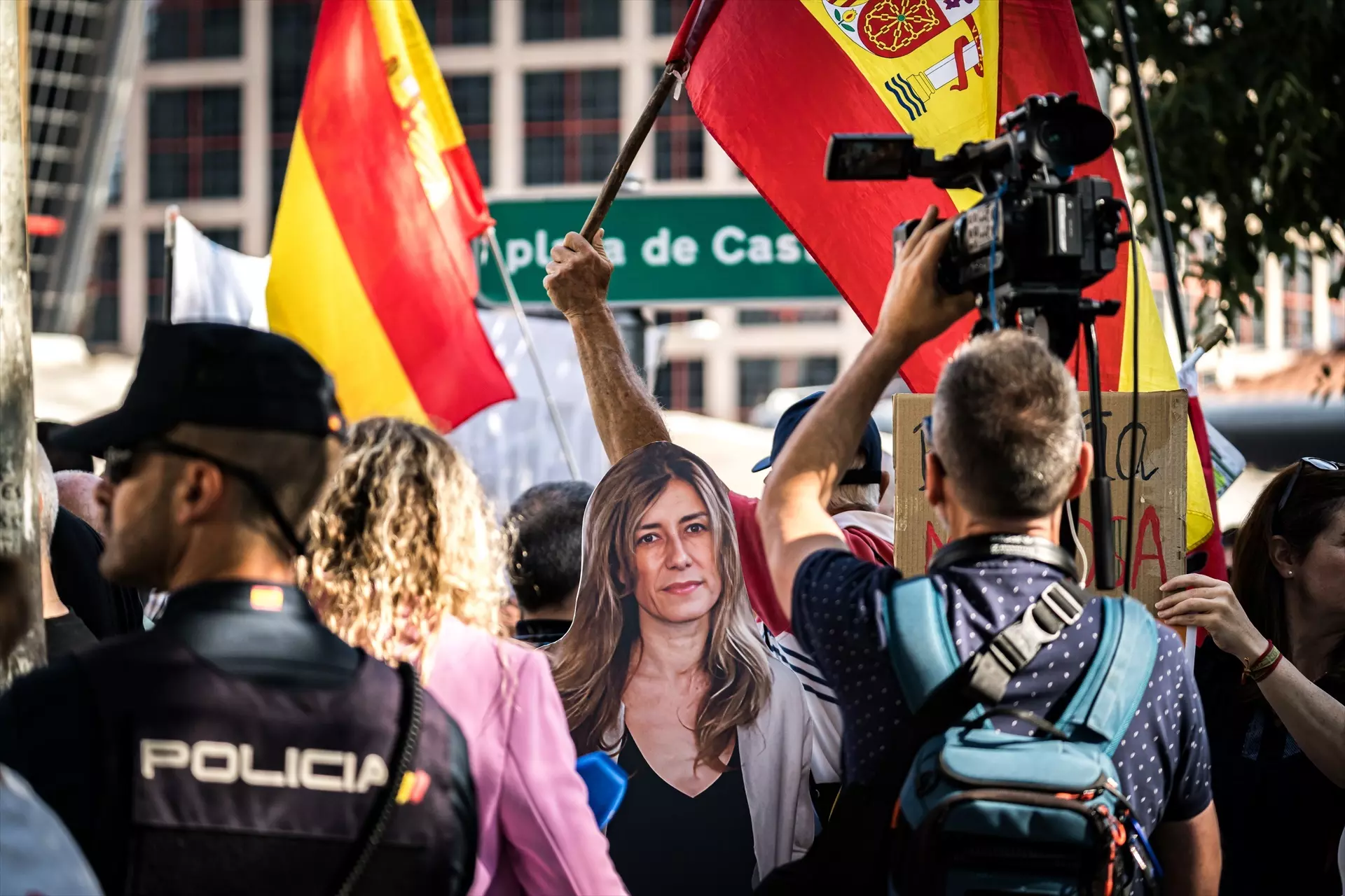 Varias personas se concentran para protestar contra el presidente del Gobierno antes de que su mujer, Begoña Gómez, llegue a declarar como investigada, en los juzgados de Plaza de Castilla, el 5 de julio pasado. — Diego Radamés / EUROPA PRESS