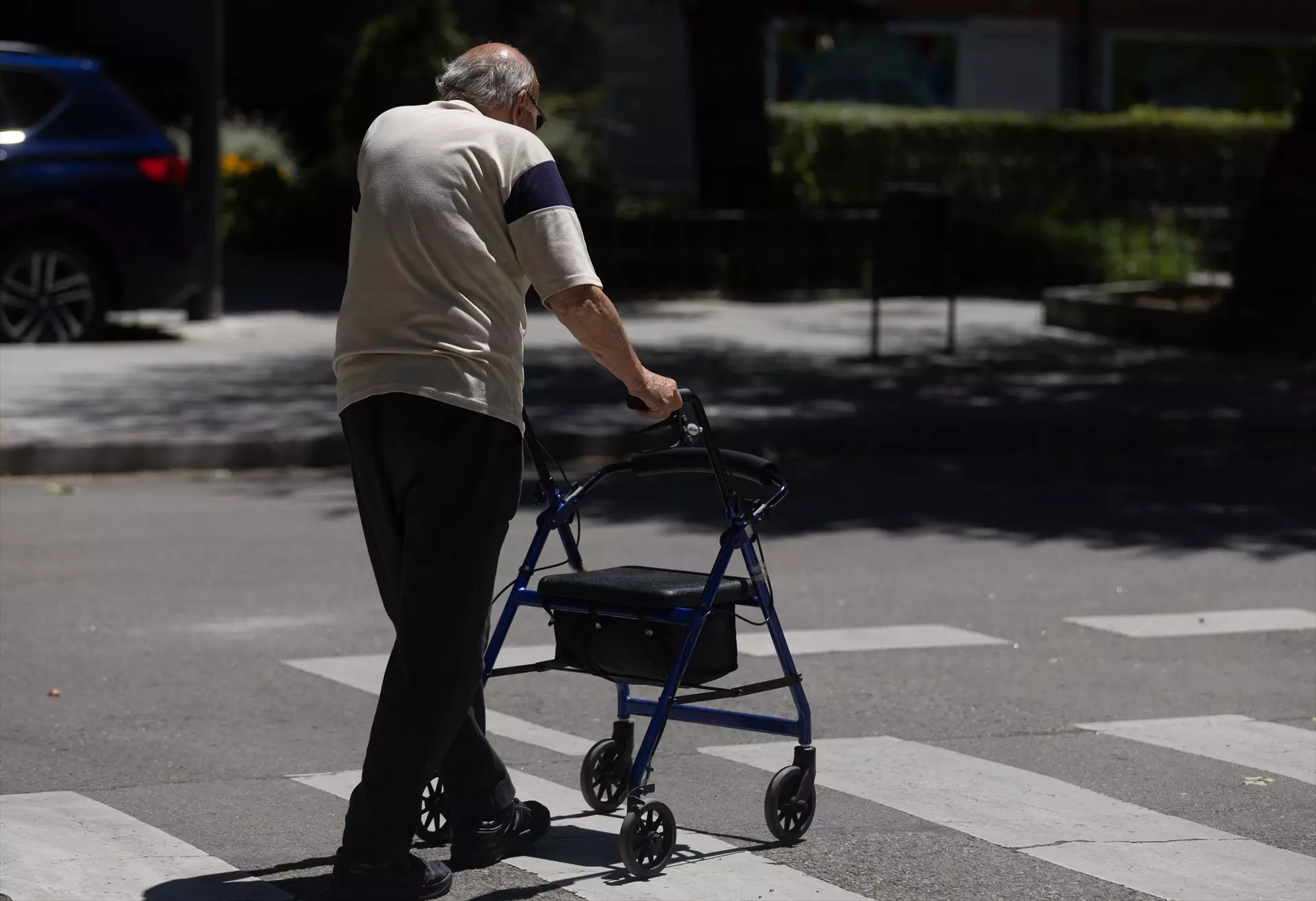 Imagen de archivo de un hombre de la tercera edad caminando con un andador. — Eduardo Parra / Europa Press