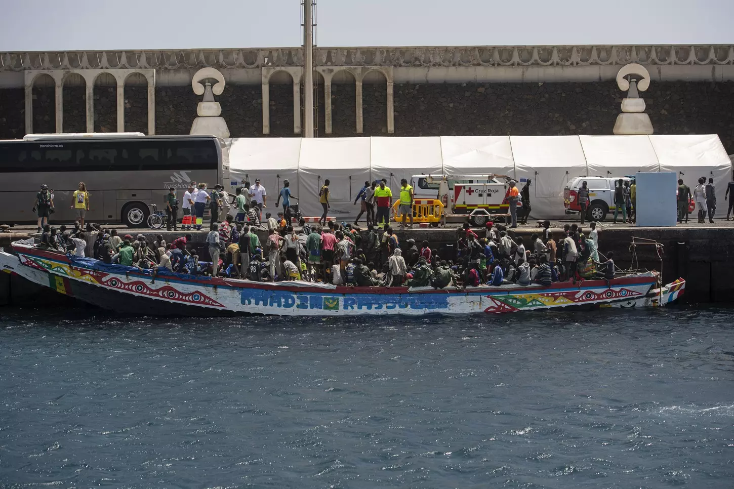 Un cayuco llega al Puerto de la Restinga (Canarias) con 386 migrantes a bordo. — Antonio Sempere / AFP