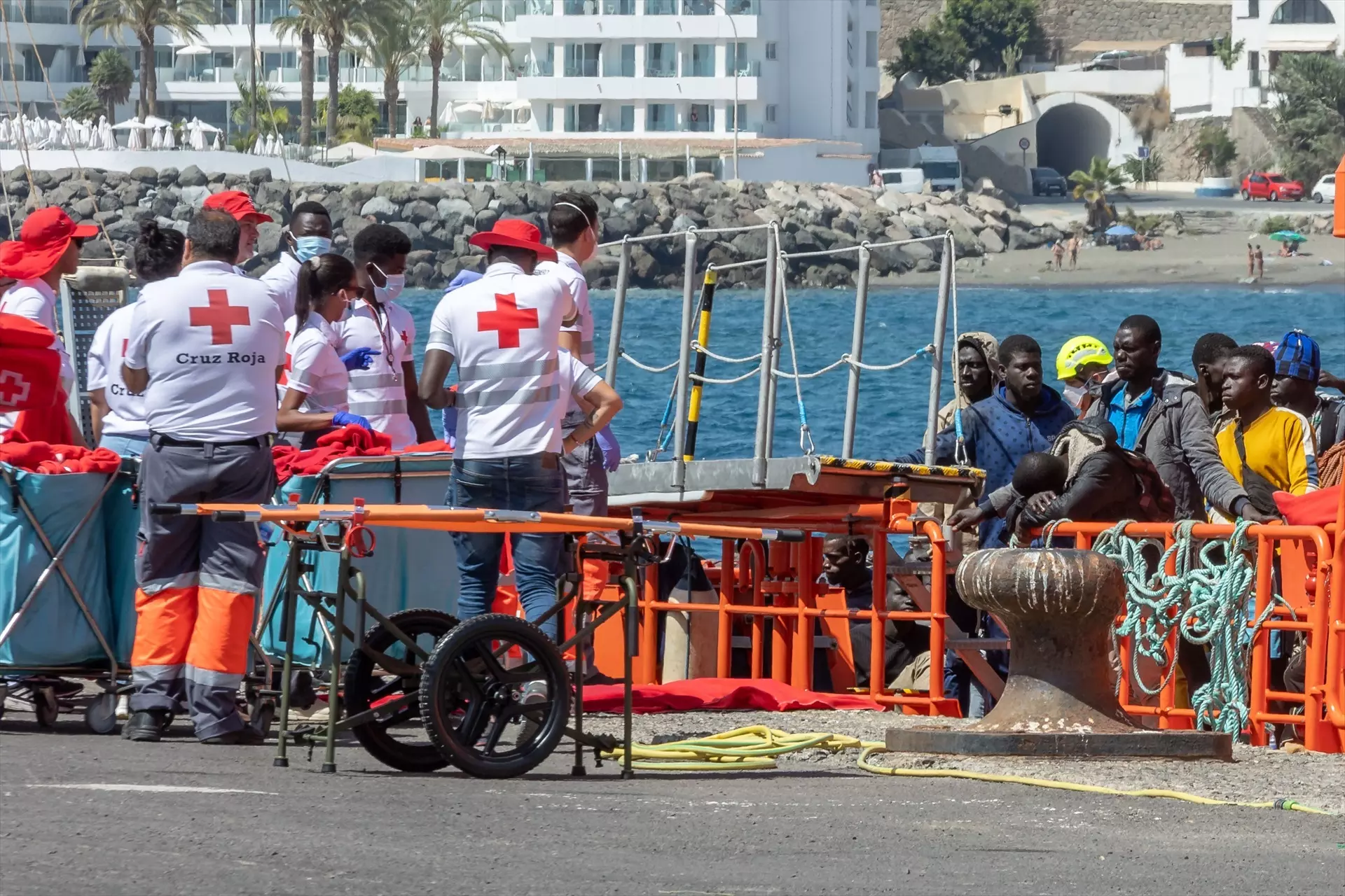 Varios migrantes son atendidos por los Servicios de Emergencias en el Muelle de Arguineguín. — Europa Press Canarias