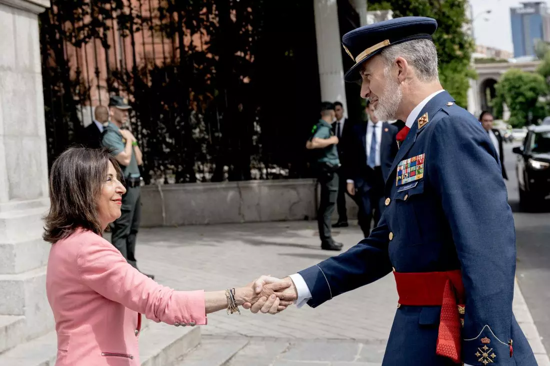 El Rey Felipe VI saluda a la ministra de Defensa, Margarita Robles, en una imagen de archivo. — Carlos Luján / EUROPA PRESS