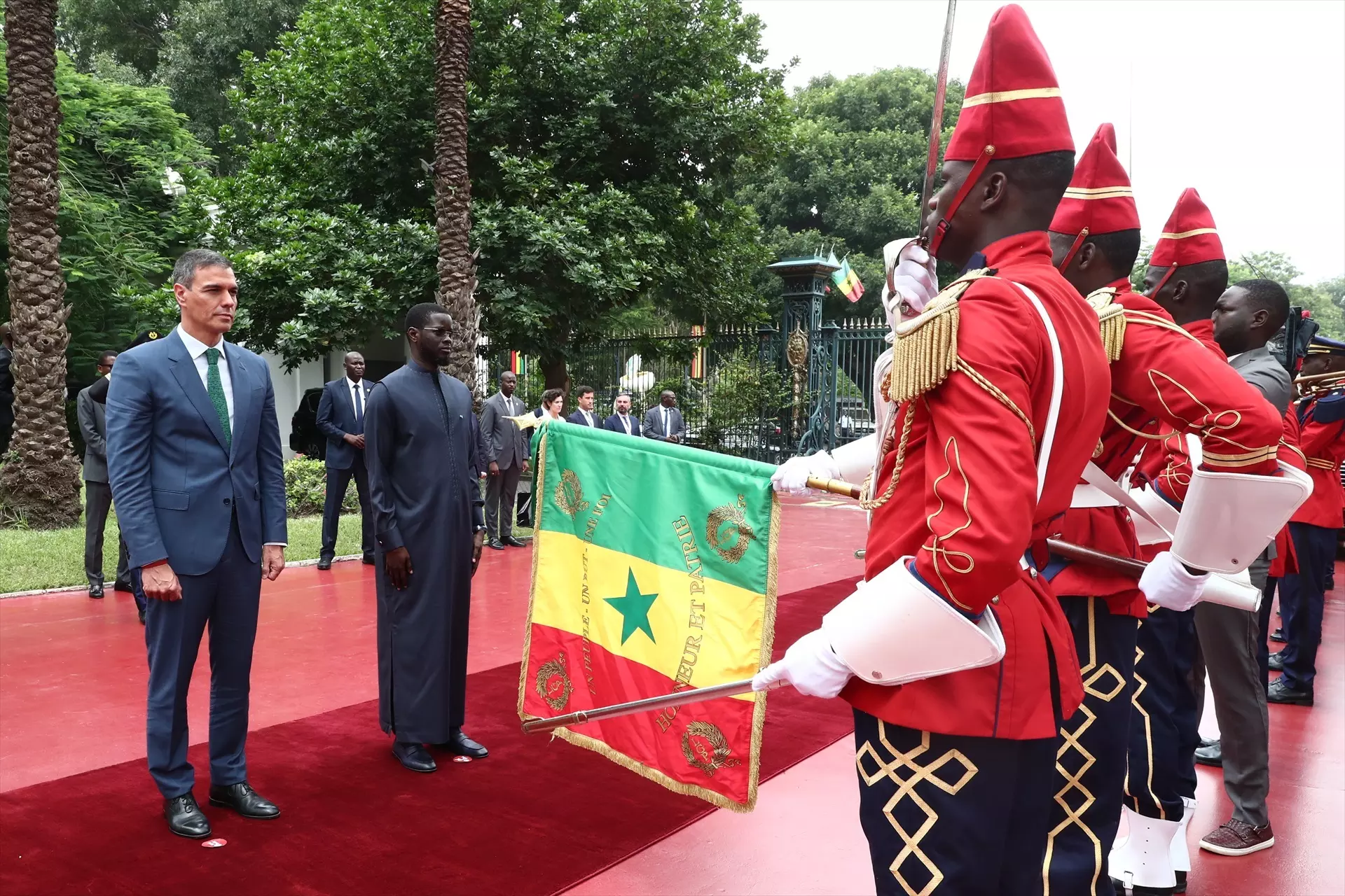 El presidente del Gobierno, Pedro Sánchez, junto al presidente de la República del Senegal, Bassirou Diomaye Faye, esta semana en Dakar. — Fernando Calvo / Pool Moncloa