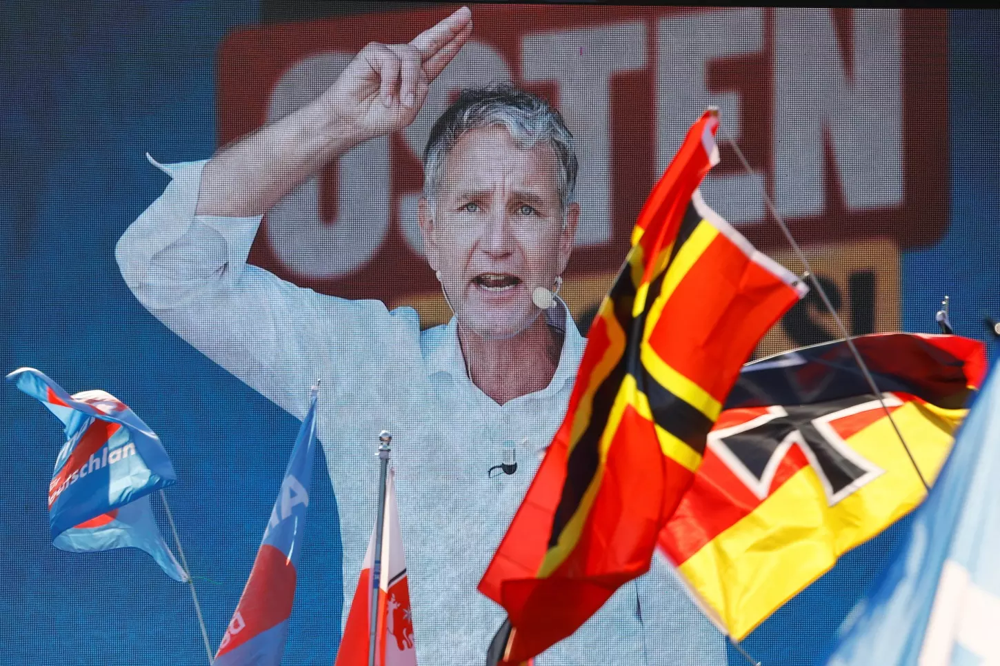 El líder del partido de ultraderecha alemán AfD en Thuringia, Bjoern Hoecke, en una pantalla durante uno de los últimos mitines de la campaña para las elecciones regionales, en Erfurt. — Wolfgang Rattay / Reuters