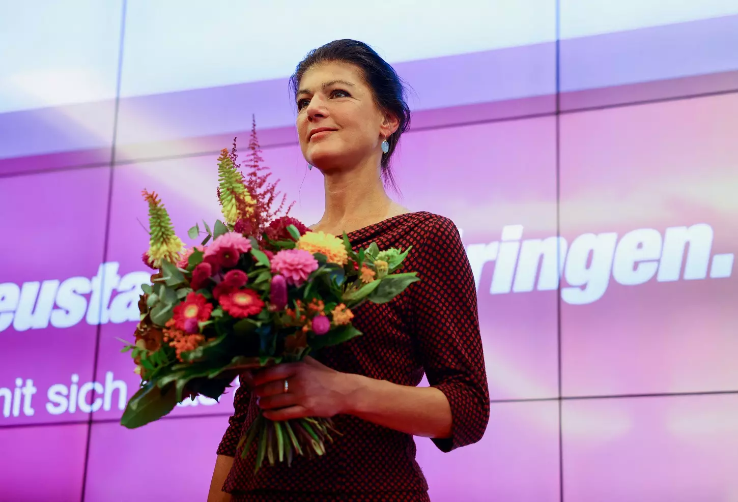 Sahra Wagenknecht, lider del partido que lleva su nombre (Buendnis Sahra Wagenknecht, BSW; o Alianza Sahra Wagenknecht), con un ramo de flores celebrando los resultados de su formación en las elecciones en el lánder de Turingia en la noche electoral, en Erfurt (Alemania). — Christian Mang / REUTERS