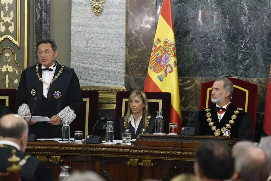 El fiscal general del Estado Álvaro García, el rey Felipe y la presidenta del CGPJ Isabel Perelló en el Tribunal Supremo durante el acto de apertura del año judicial. — J.J. Guillén / EFE