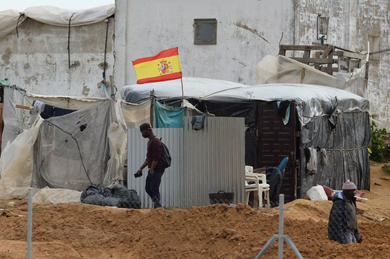 Jornaleros en busca de una  vida digna  en el sur de España: chabolas, incendios, pobreza y brecha de género