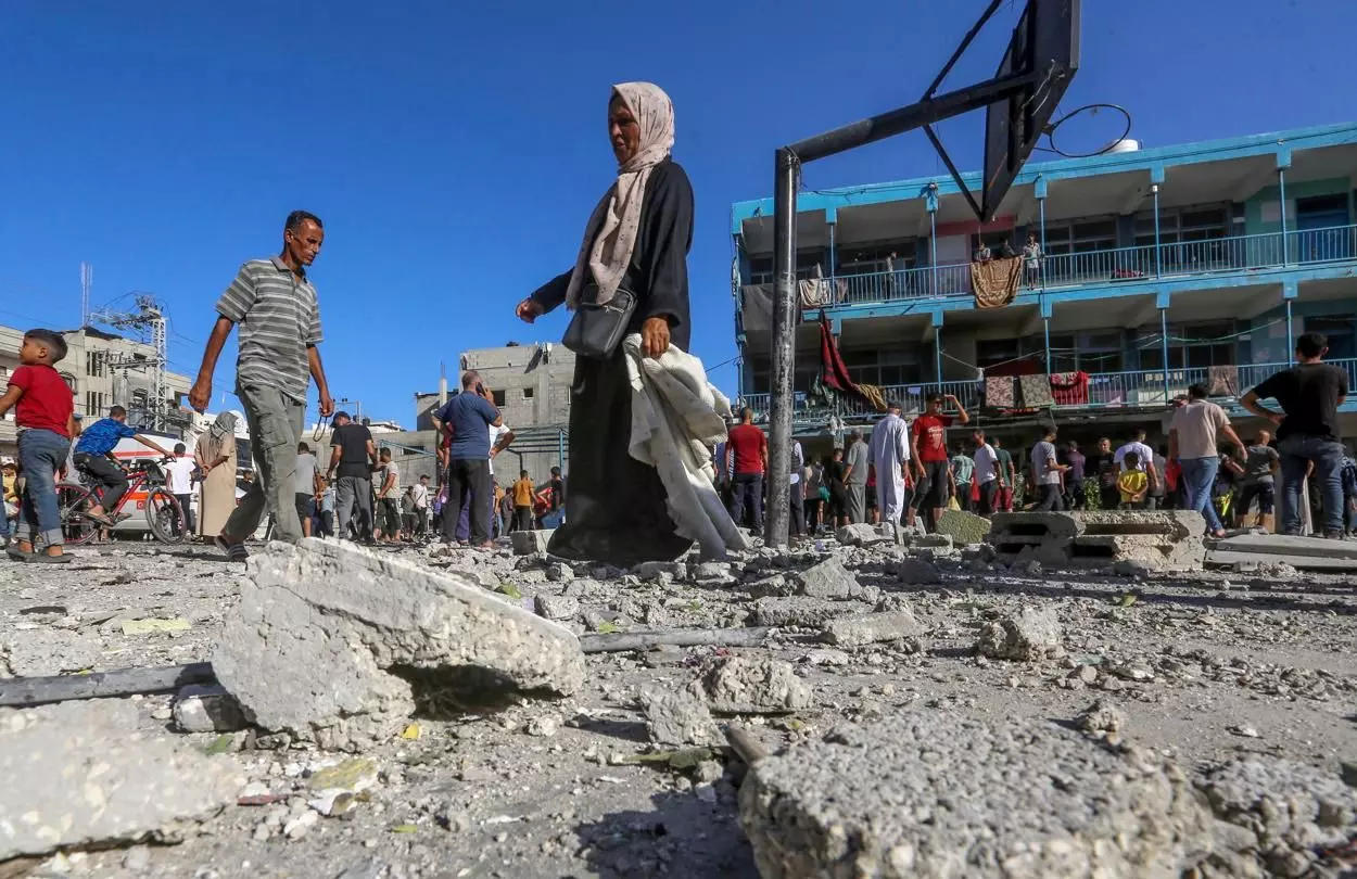 Escombros de una escuela destruida tras un ataque aéreo israelí en el campo de refugiados de Al-Nuseirat, en el centro de la Franja de Gaza, el 11 de septiembre de 2024. — Mohammed Saber / EFE