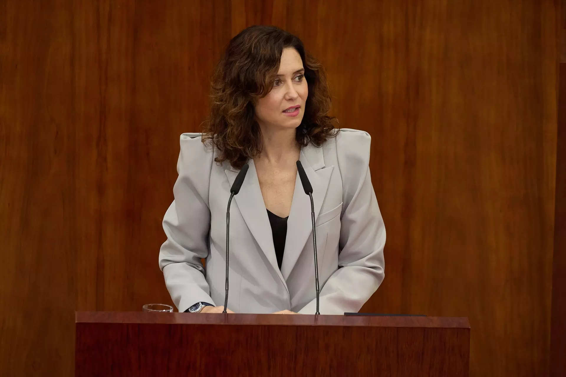 Isabel Díaz Ayuso interviene durante la primera sesión del Debate del Estado de la Región en la Asamblea de Madrid. — Jesús Hellín / Europa Press