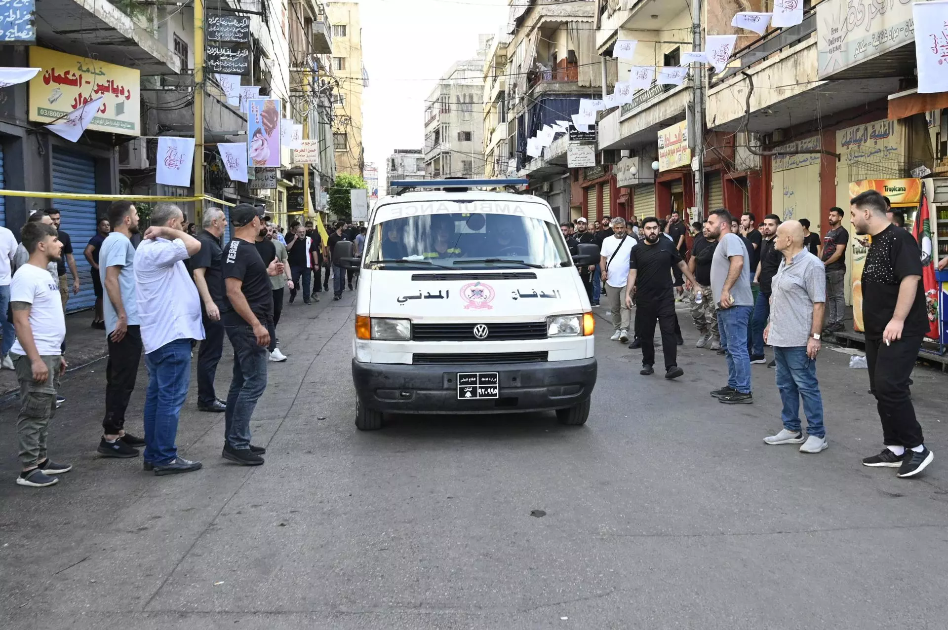 Una ambulancia recorre las calles de Beirut este miércoles. — EFE