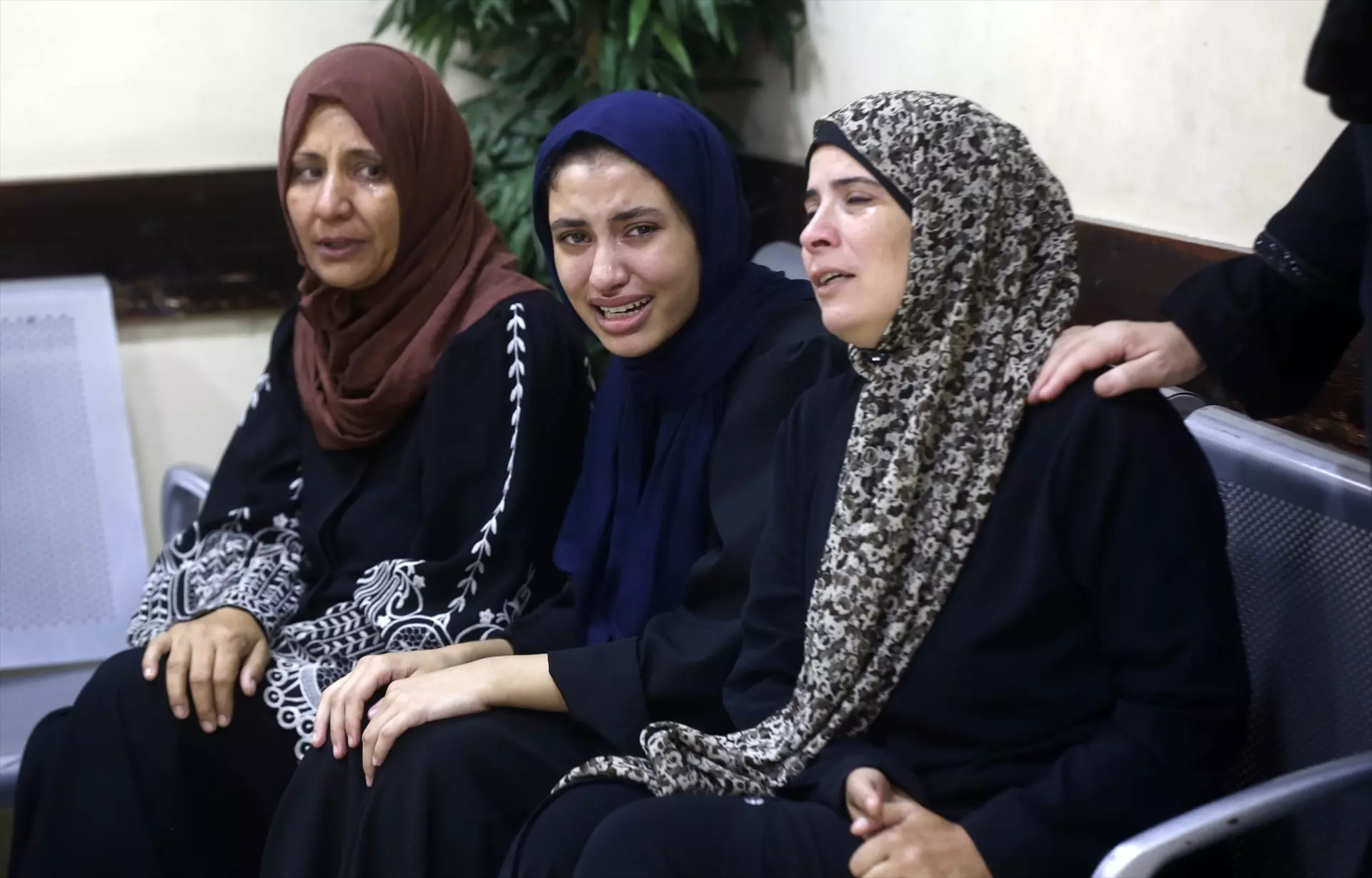 Mujeres palestinas que perdieron a sus familiares debido a los ataques israelíes, en el Hospital Al-Awda, en el norte de Gaza. — Omar Ashtawy / Europa Press