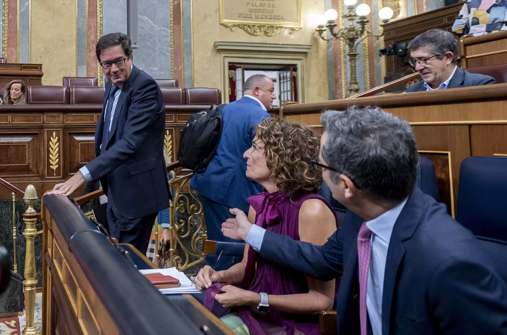 El ministro de Transformación Digital, Óscar López, saluda a Félix Bolaños y María Jesús Montero en el Congreso. — Alberto Ortega / Europa Press