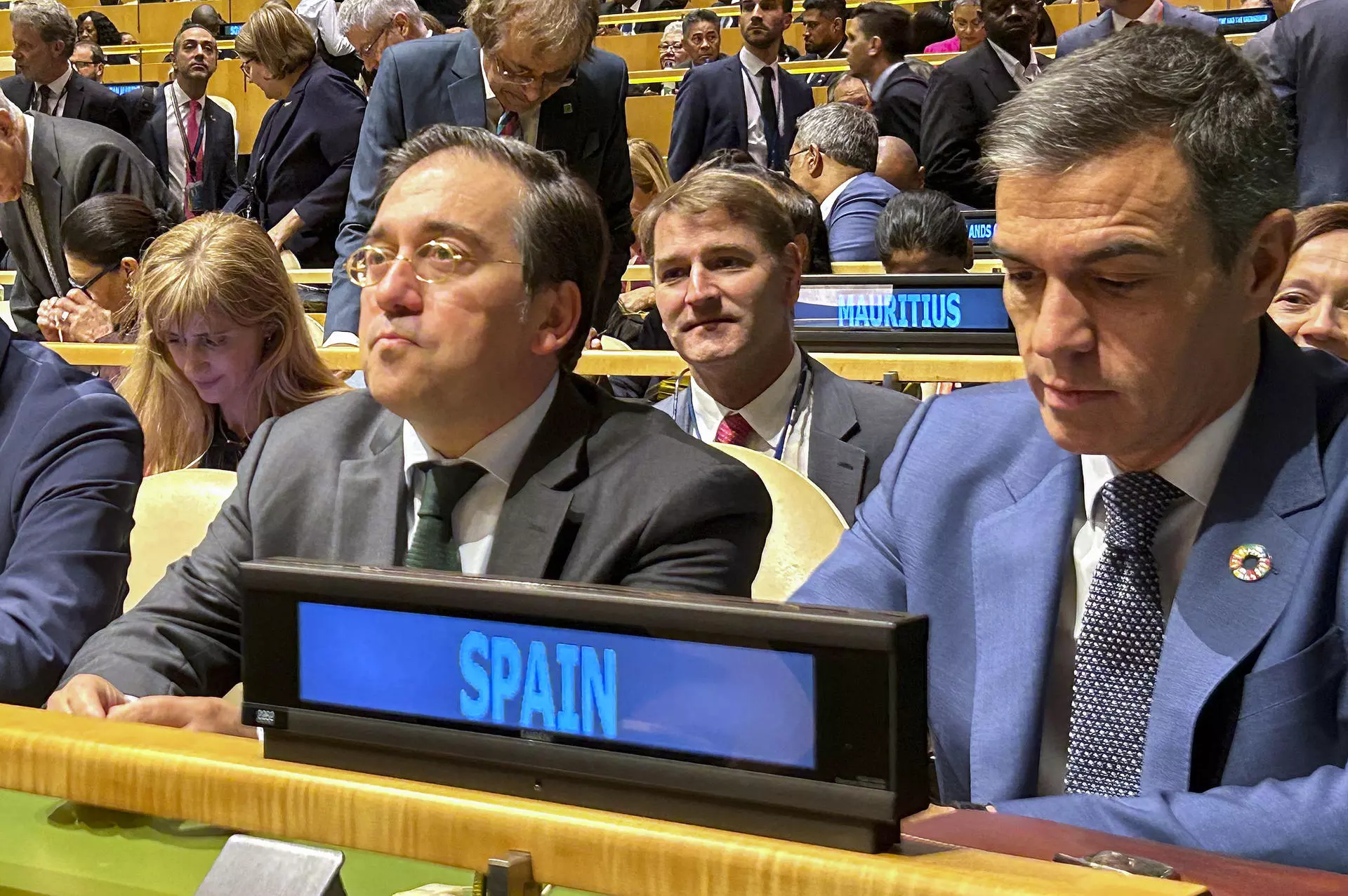 El presidente del Gobierno, Pedro Sánchez (d), y el titular de Exteriores, José Manuel Albares, durante a la sesión de apertura del Debate General del 79º período de sesiones de la Asamblea General de Naciones Unidas. — Borja Puig de la Bellacasa / Pool Moncloa