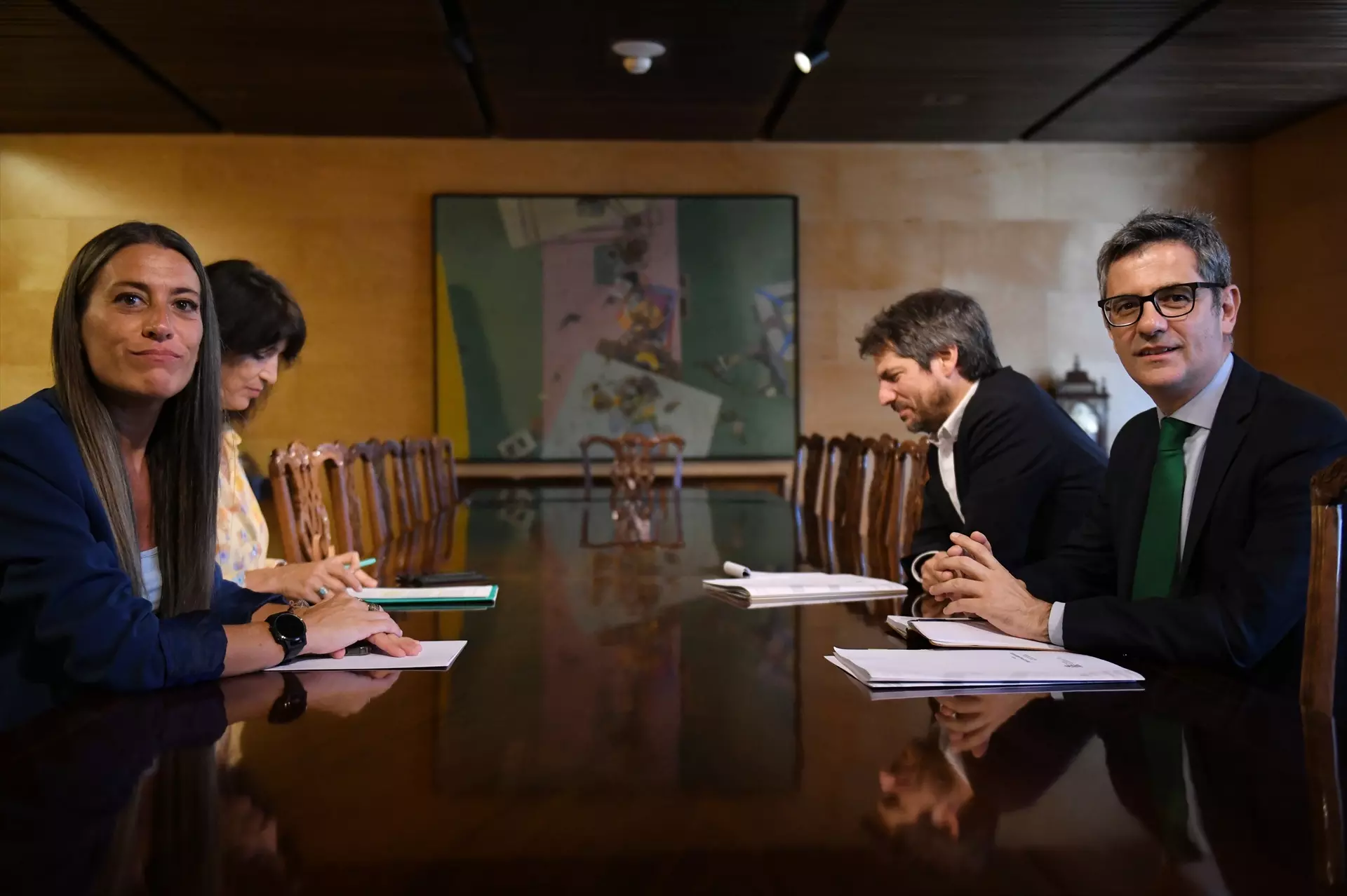 Míriam Nogueras, Pilar Calvo, Ernest Urtasun y Félix Bolaños, durante una reunión para tratar temas de regeneración democrática. — Fernando Sánchez / Europa Press