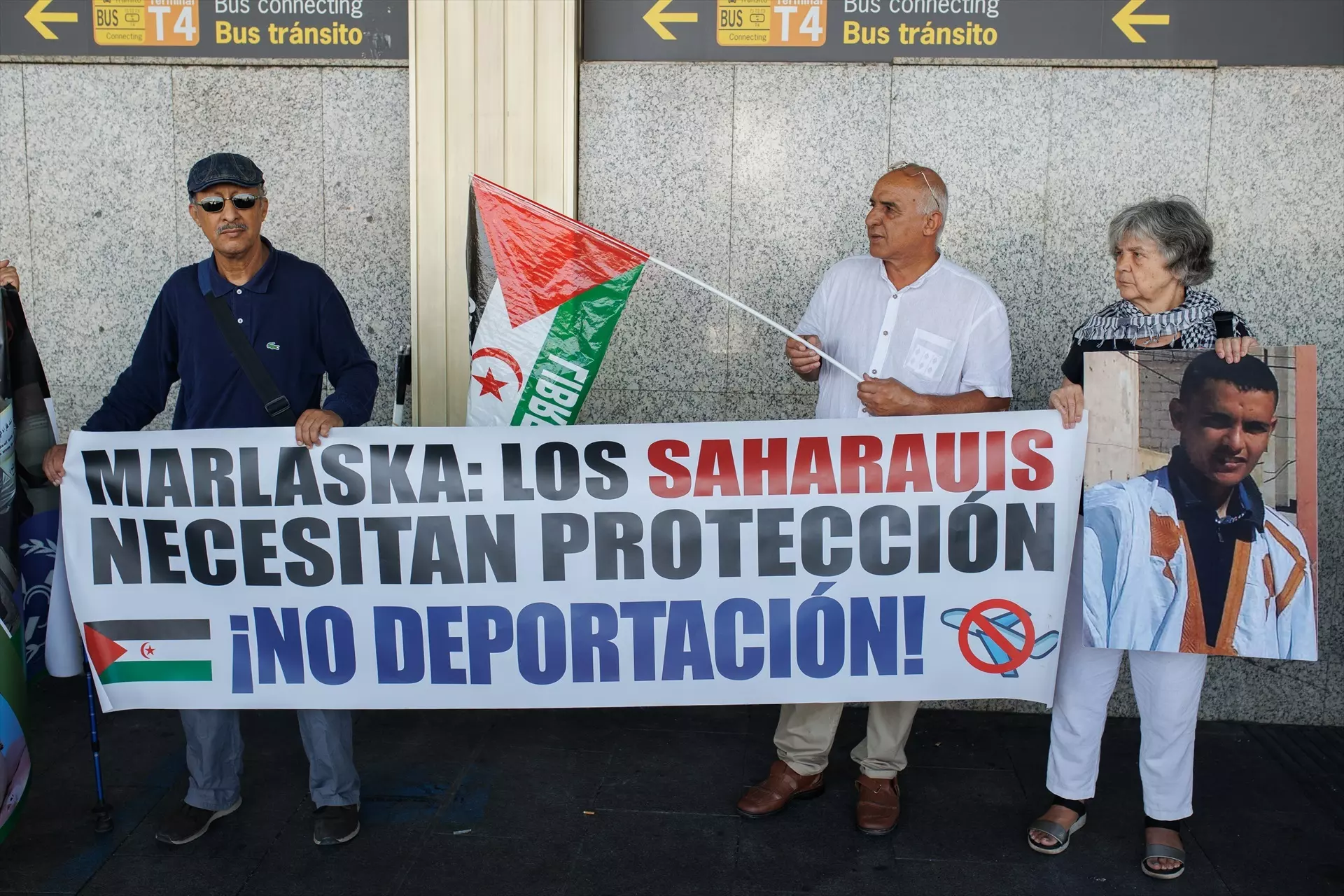 Varias personas apoyan con pancartas a los saharauis retenidos, en la Terminal T-1 del Aeropuerto Adolfo Suárez-Madrid Barajas. — Alejandro Martínez Vélez / Europa Press