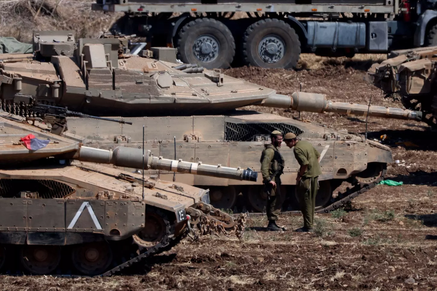 Tanques del ejército israelí se encuentran entre las fronteras de Hezbollah e Israel.— Jim Urquhart / REUTERS