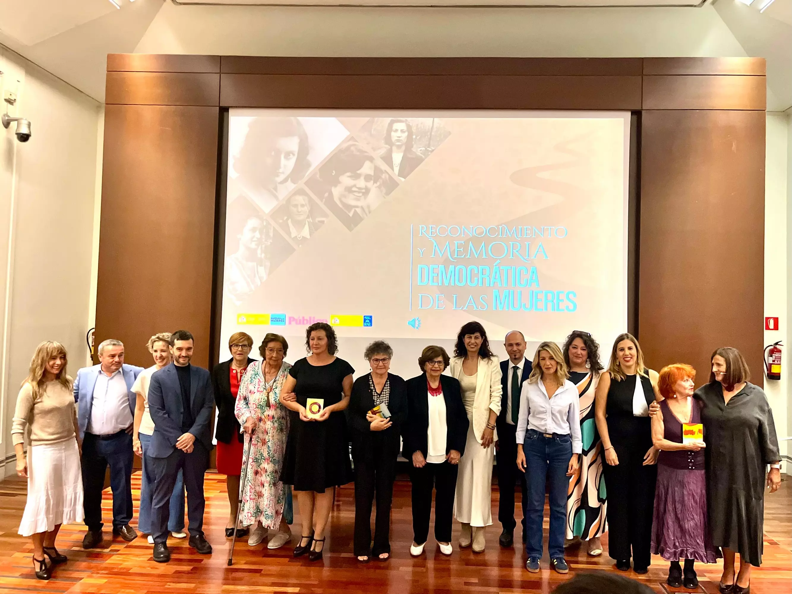 Foto de familia del acto 'Reconocimiento y Memoria Democrática de las Mujeres'. — Público