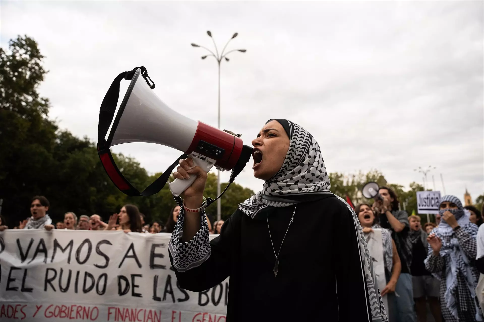 Cientos de personas durante una manifestación a favor de Palestina, de Atocha a Sol, a 5 de octubre de 2024. — Diego Radamés / Europa Press