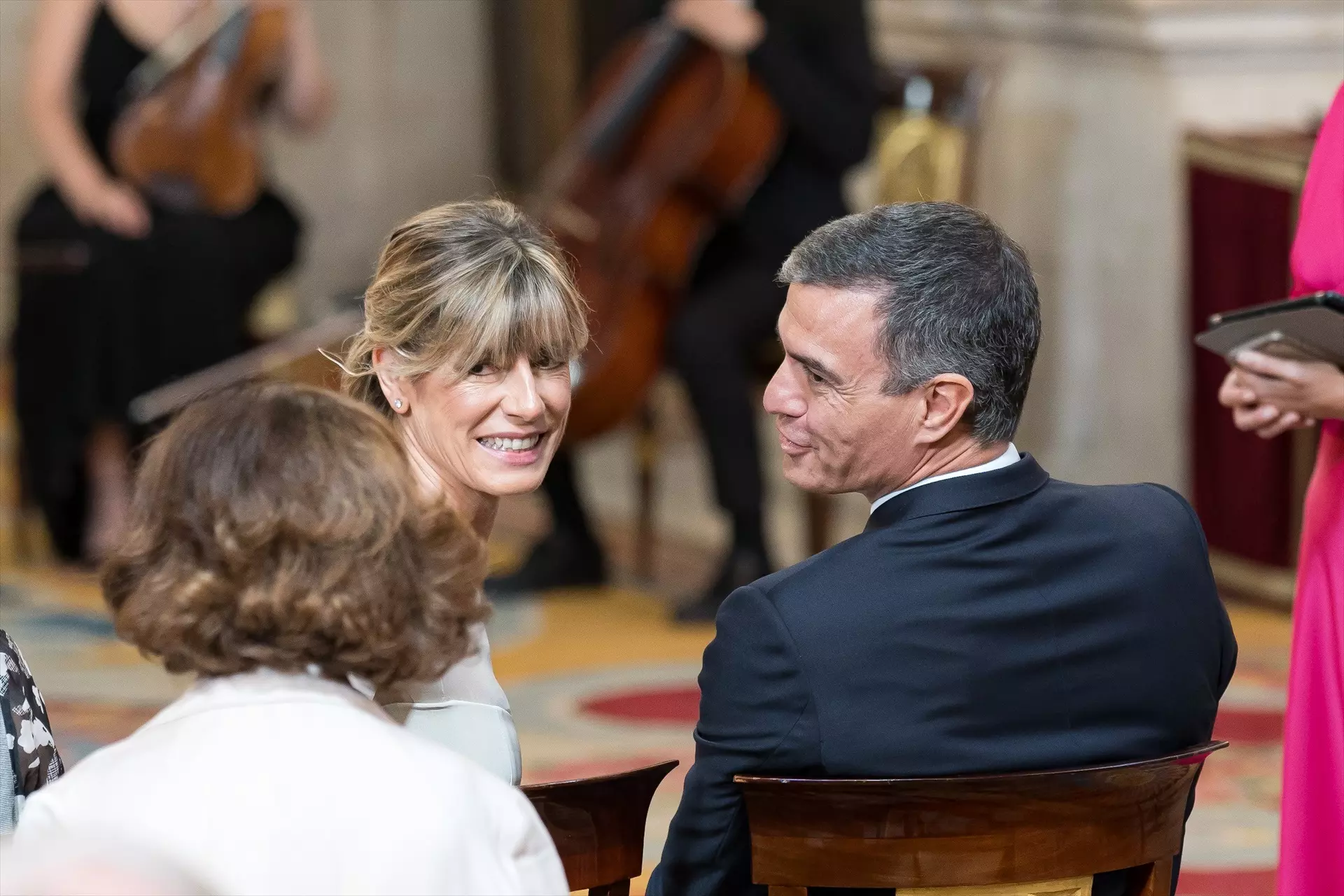 Pedro Sánchez, y su mujer, Begoña Gómez, durante la imposición de condecoraciones con ocasión del X aniversario de la Proclamación de Felipe VI, a 19 de junio de 2024. — Diego Radamés / Europa Press