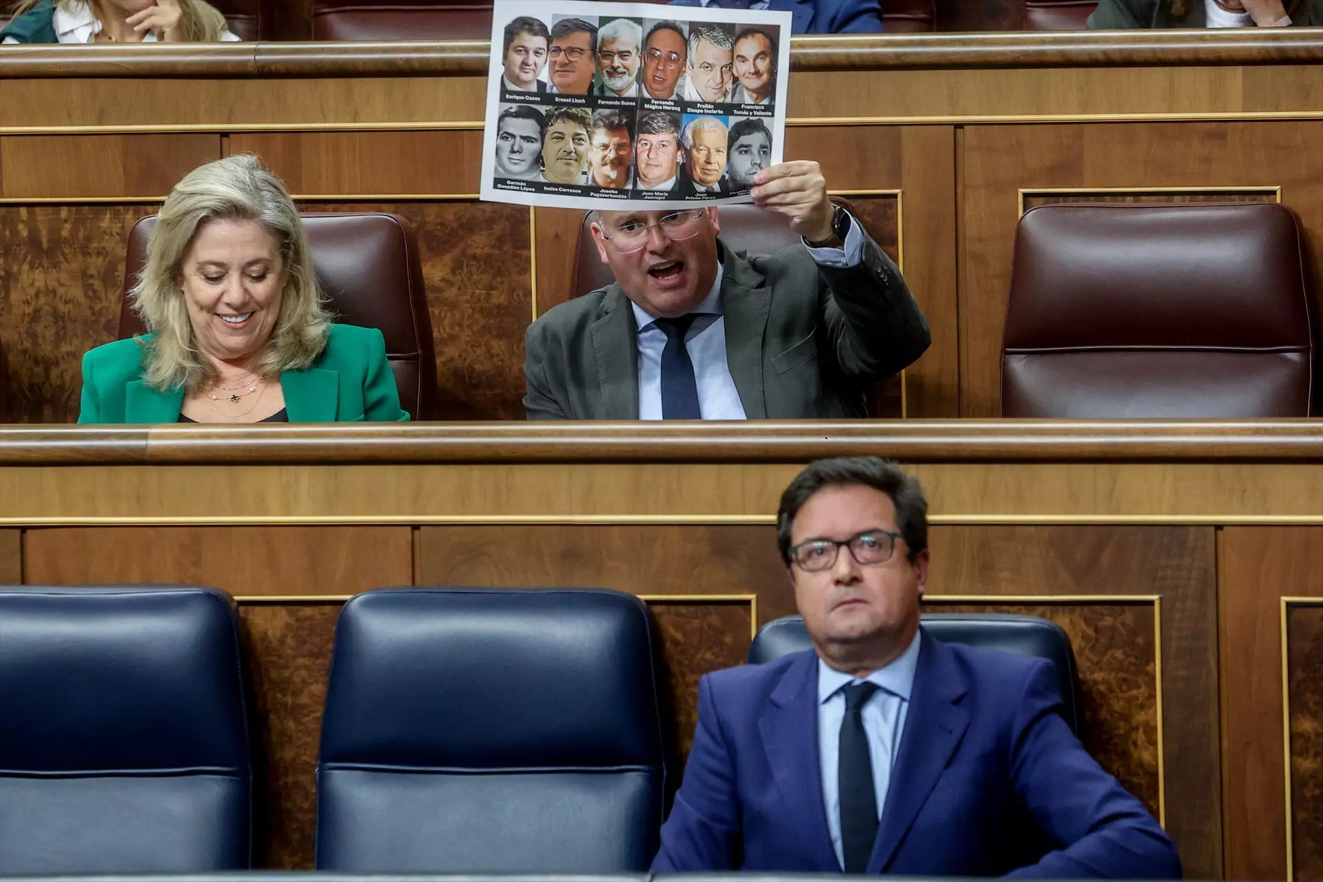 El portavoz del PP en el Congreso, Miguel Tellado, sostiene un papel con fotos de dirigentes socialistas asesinados por ETA, en el hemiciclo de la Cámara Baja.. — Ricardo Rubio / Europa press