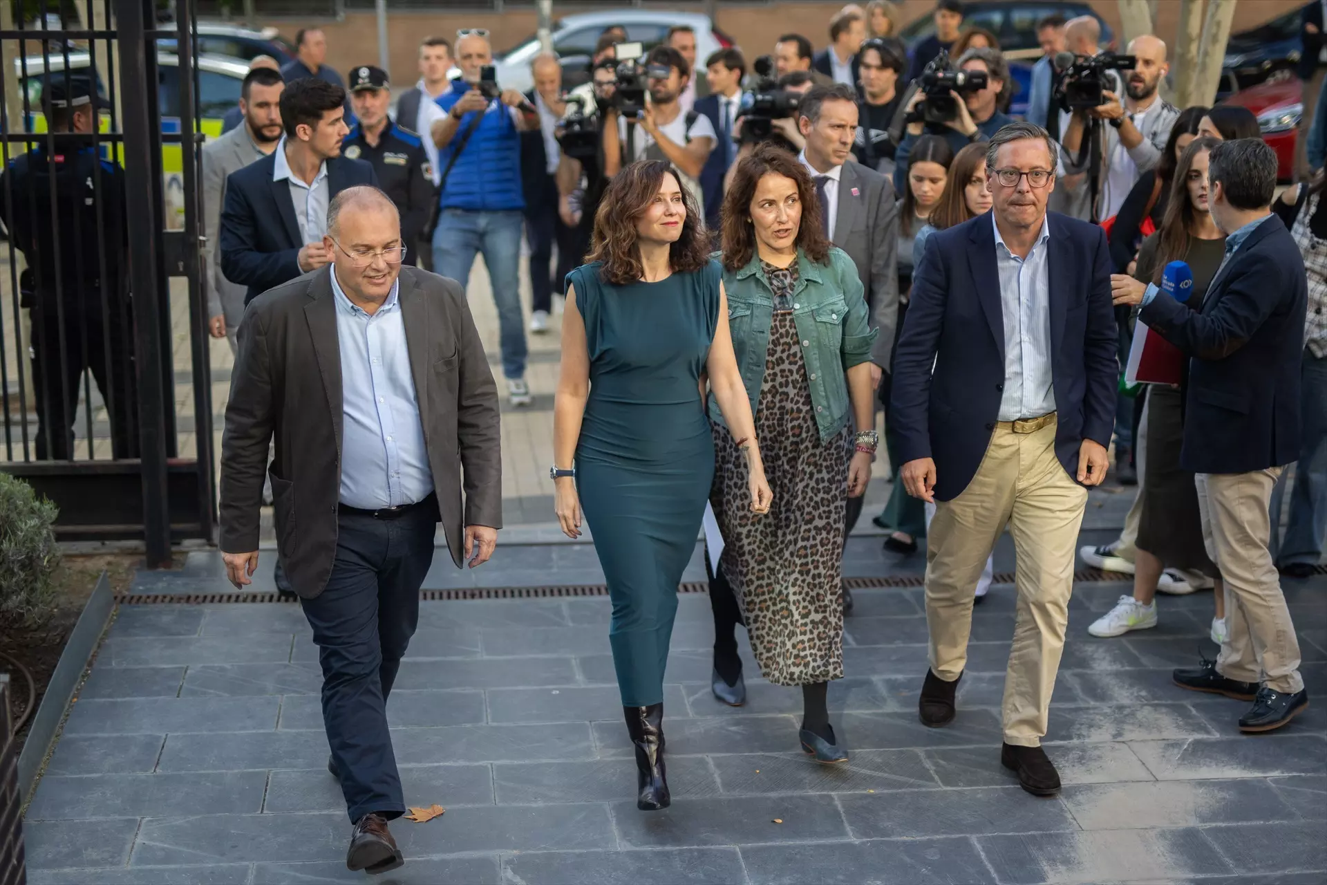 El portavoz del PP en el Congreso, Miguel Tellado; la presidenta de la Comunidad de Madrid, Isabel Díaz Ayuso; la alcaldesa de San Sebastián de los Reyes, Lucía Soledad Fernández; y el secretario general del PP de Madrid, Alfonso Serrano. — Alejandro Martínez Vélez / Europa Press