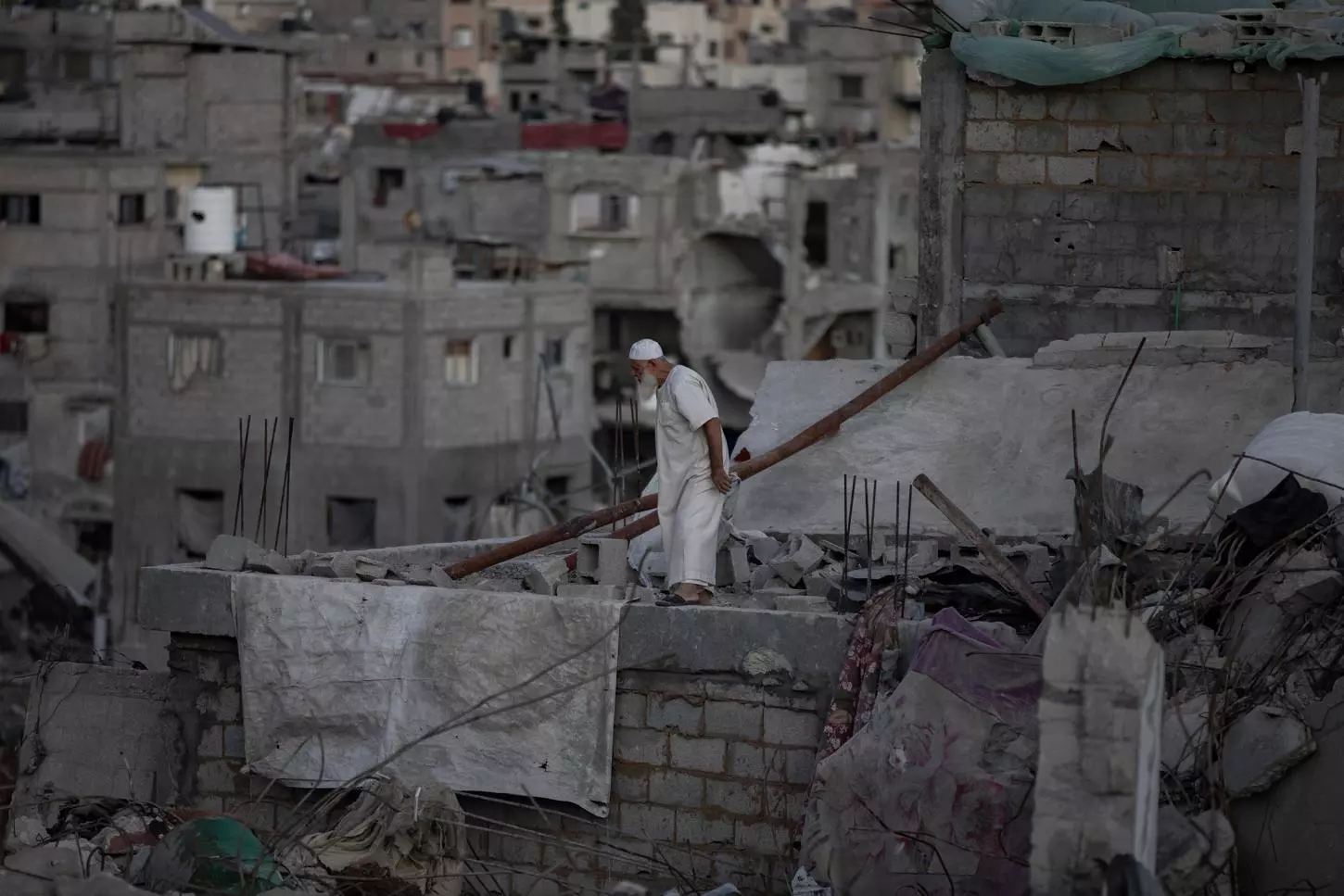 Un hombre palestino inspecciona los escombros de su casa destruida en Jan Yunis, sur de la Franja de Gaza, el 20 de octubre de 2024. — Haitham Imad / EFE